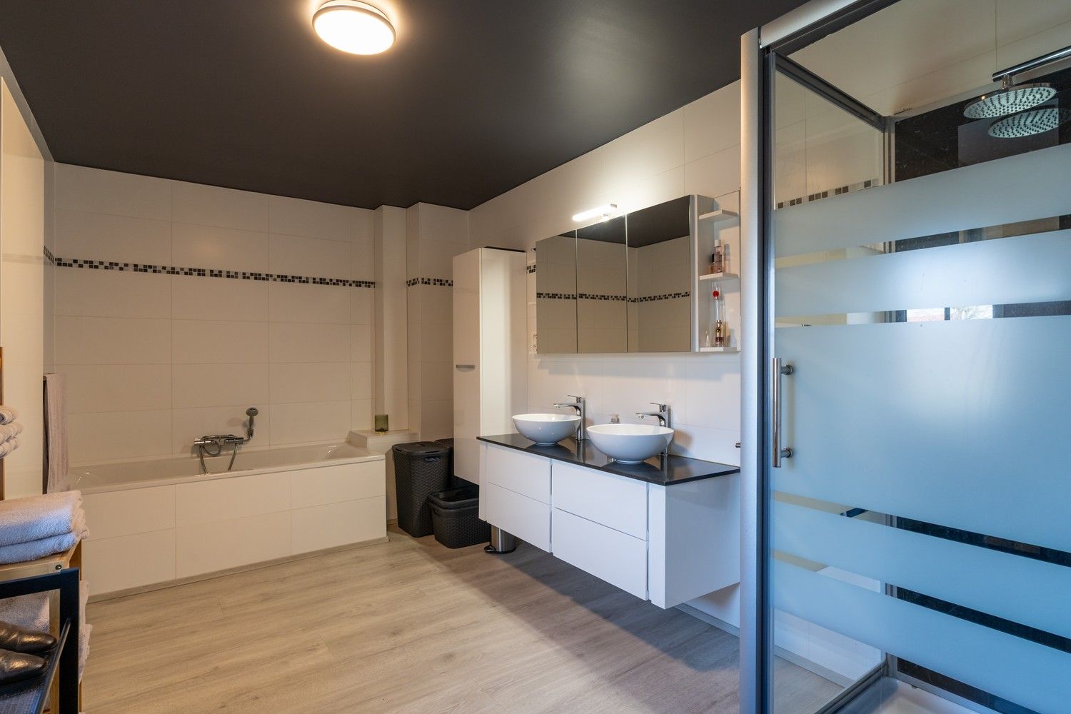 Prachtig gerenoveerde vierkantshoeve (B&B) met wellness te Heers foto 11