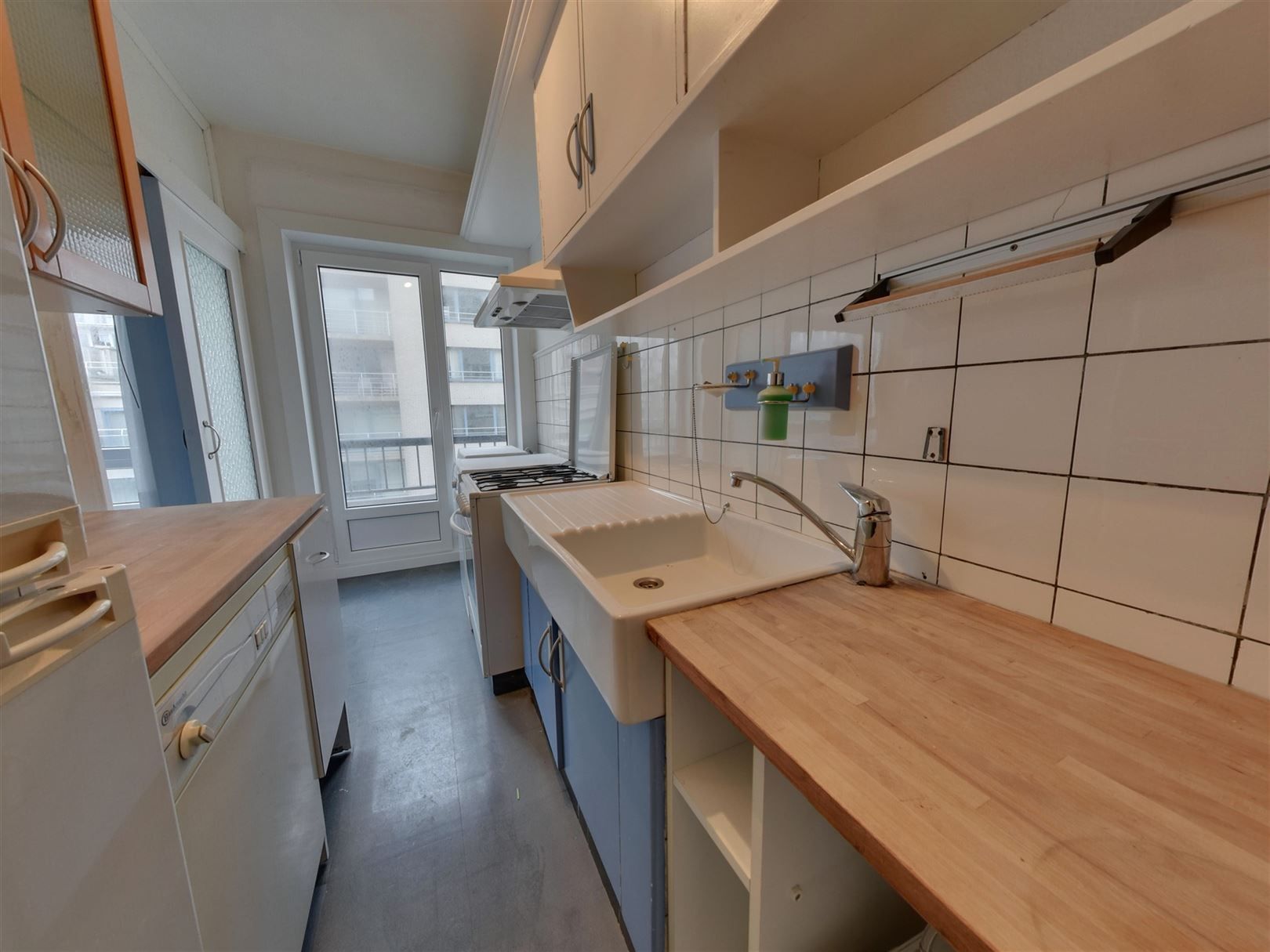 Te renoveren appartement met zijdelings zeezicht foto 5