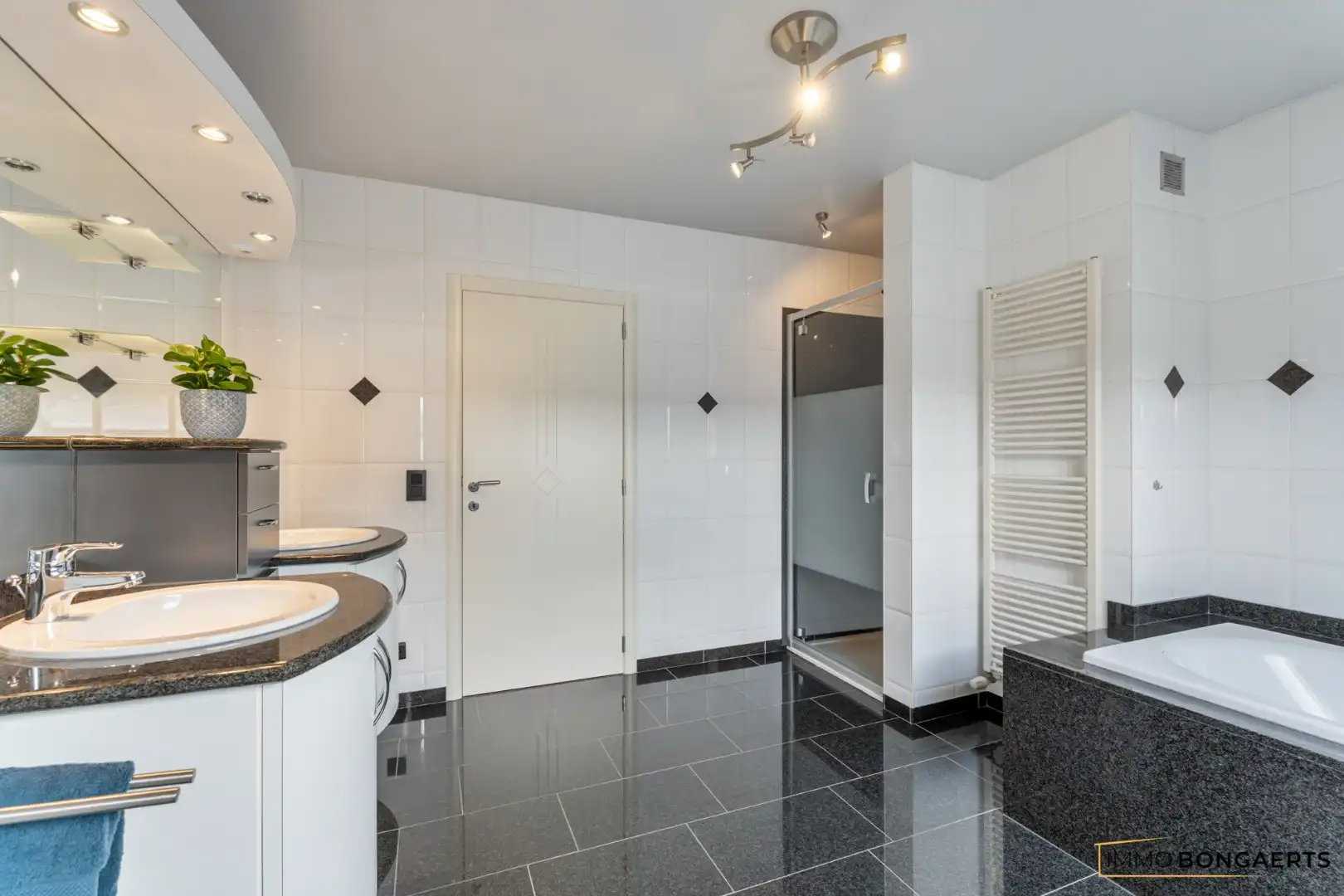 Ruime woning met 3 slaapkamers foto 26