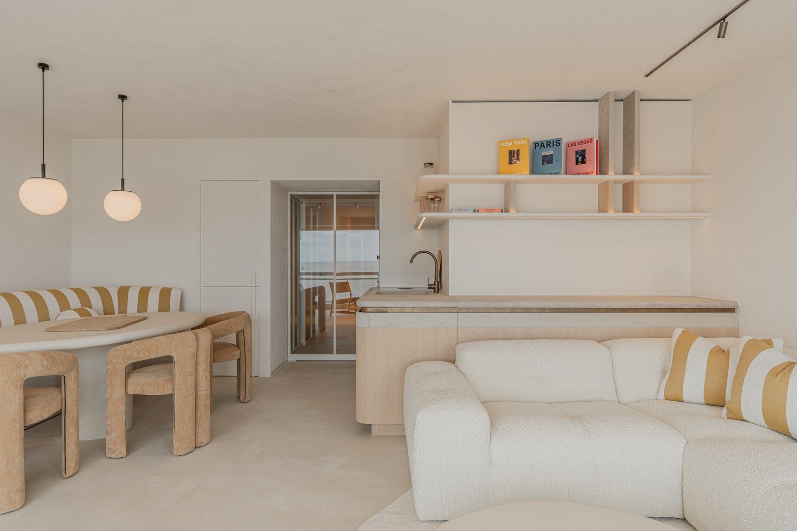 Fantastisch gerenoveerd appartement met panoramisch zeezicht. foto {{pictureIndex}}