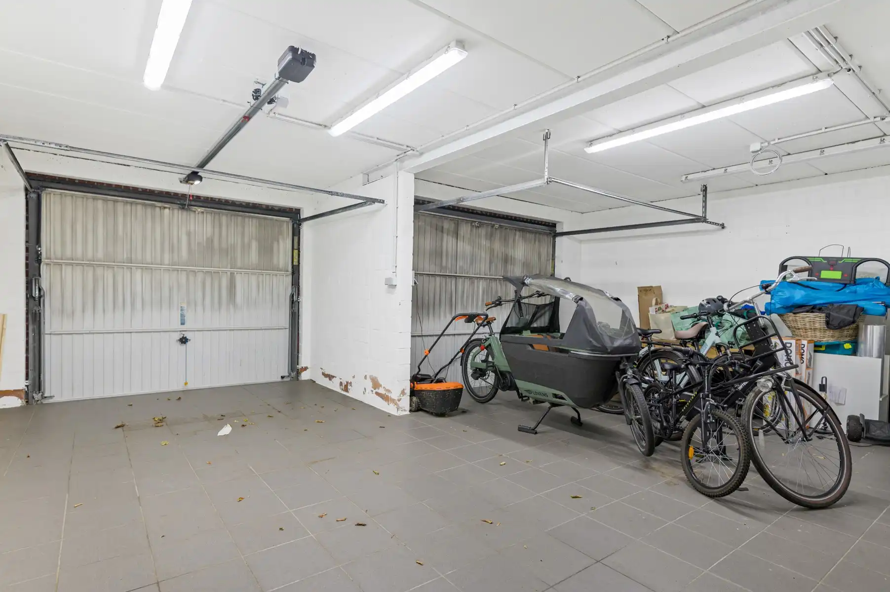 Recente woning op centrale ligging met 2 garages foto 20