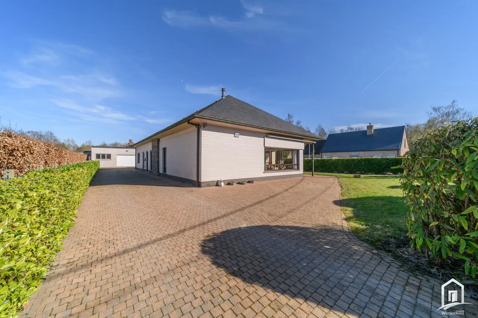 Hoofdfoto van de publicatie: Stijlvolle villa in residentiële buurt.