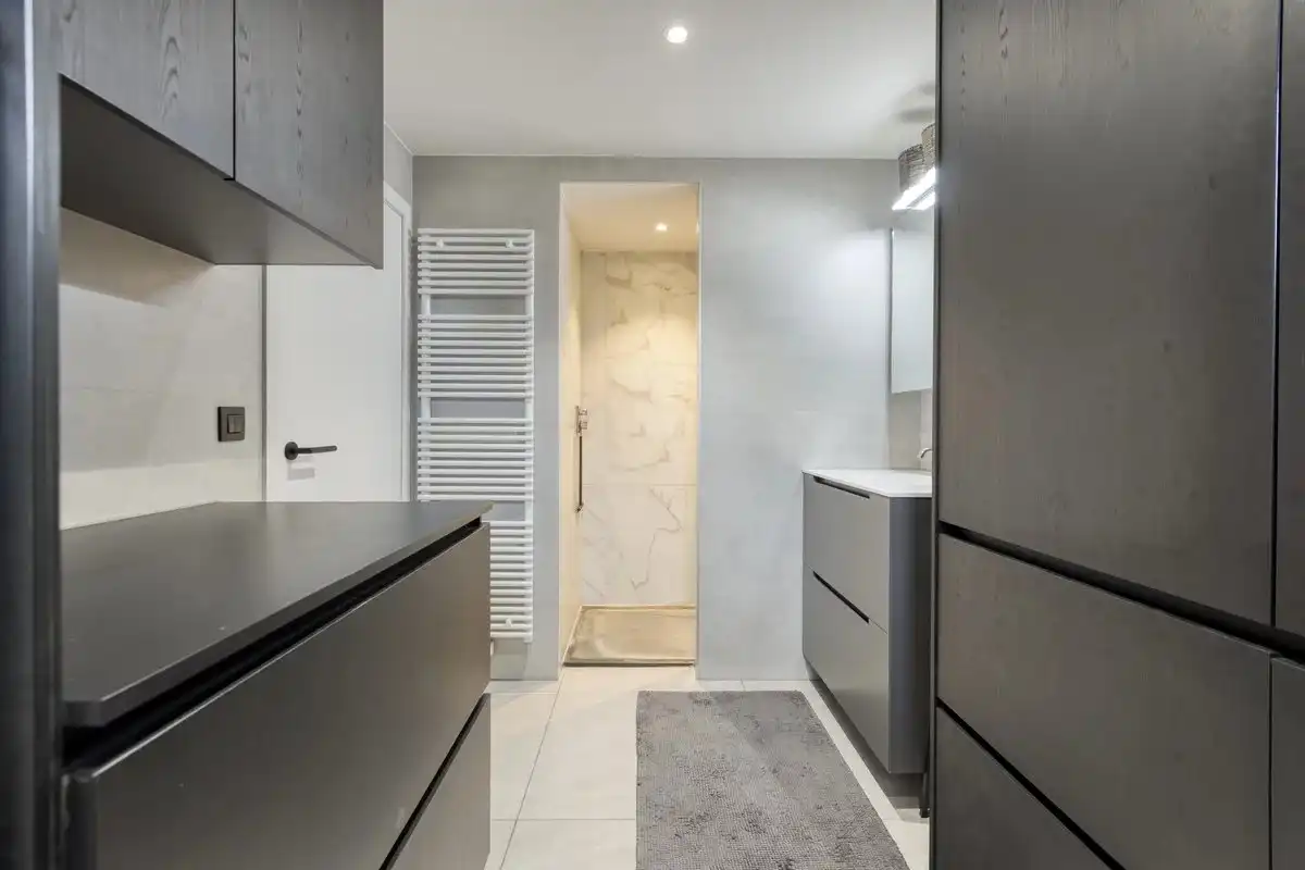 Zeer ruim handelspand met tuin en exclusief triplex  appartement met privé-lift en 2 slaapkamers, garage en staanplaats. foto 19