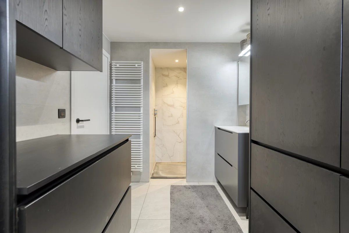 Zeer ruim handelspand met tuin en exclusief triplex  appartement met privé-lift en 2 slaapkamers, garage en staanplaats. foto 19