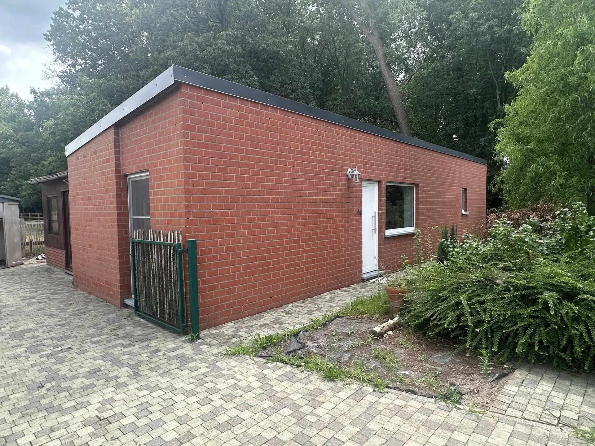 Woning met oprit en terras in het landelijke Laarne foto 12
