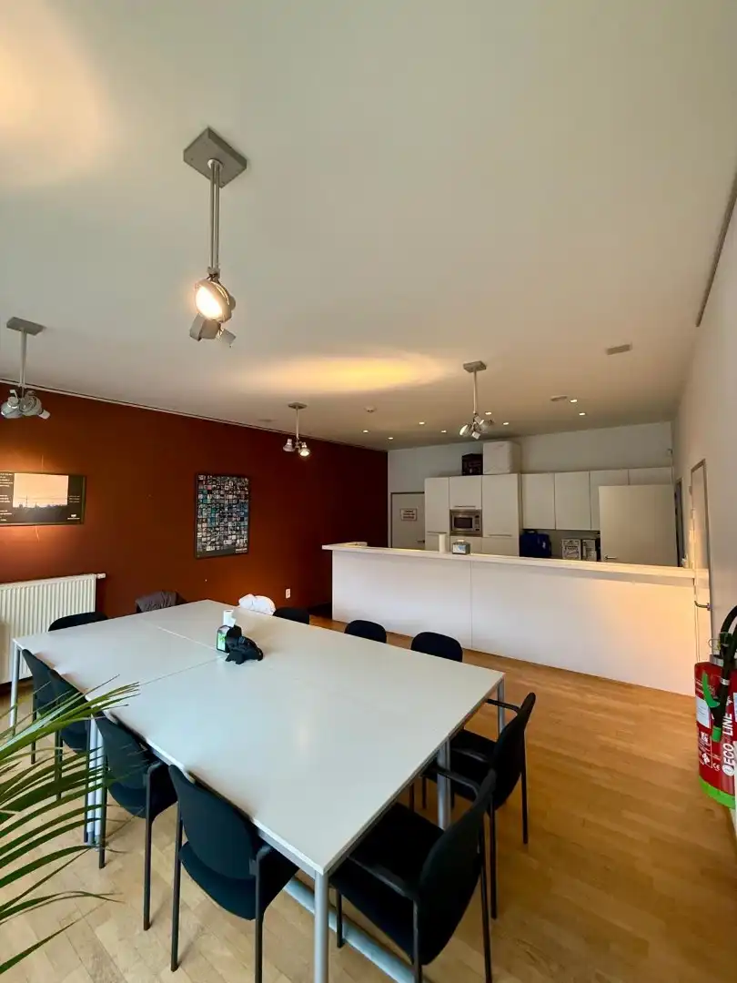 Handelsgelijkvloers met depot en weldra 2 lofts of 4 appartementen. foto 9