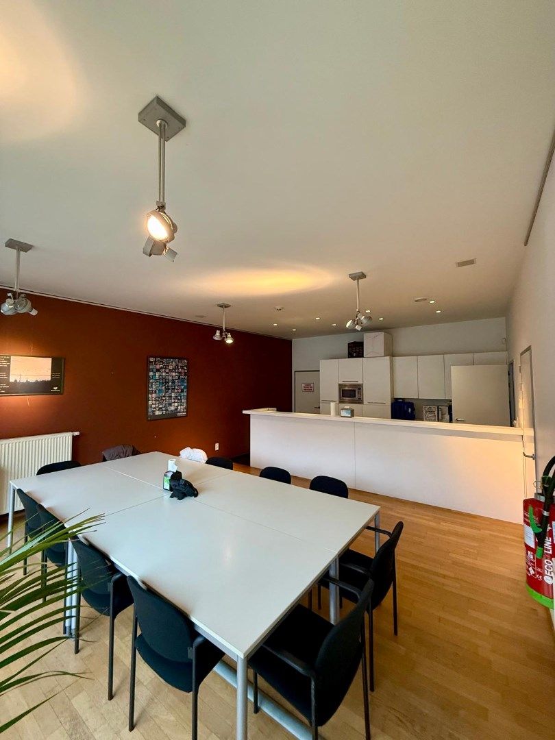 Handelsgelijkvloers met depot en weldra 2 lofts of 4 appartementen. foto 9