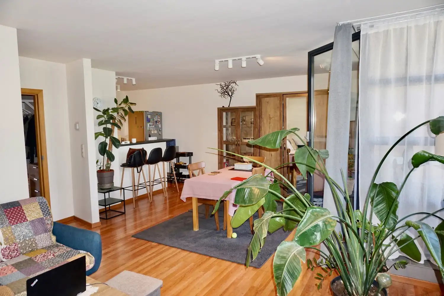 RUIM 2-SLAAPKAMERAPPARTEMENT MET TERRAS EN AUTOSTAANPLAATS IN KESSEL-LO foto 3