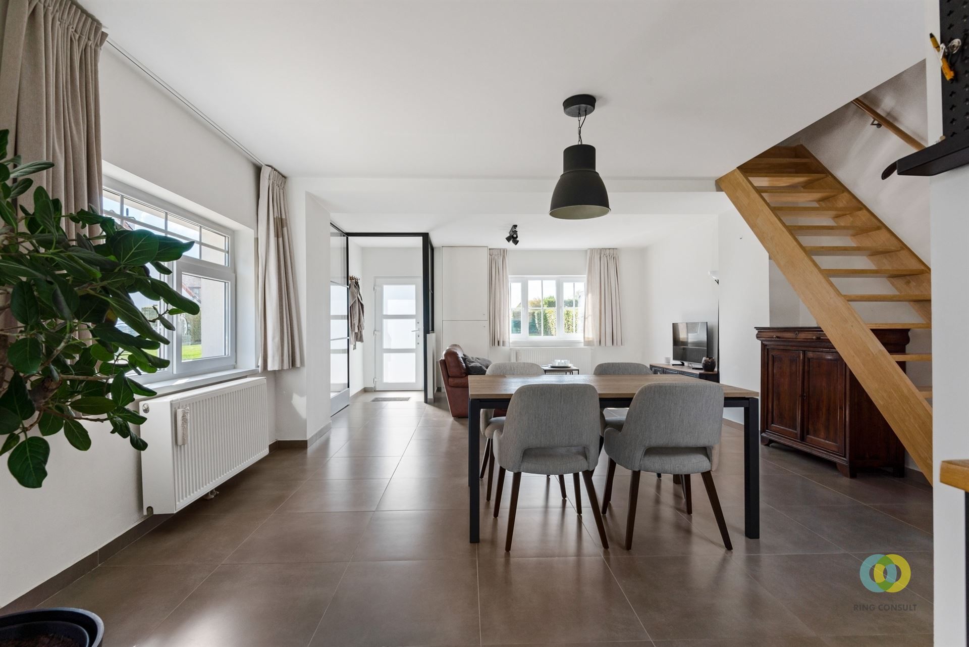 Recent gerenoveerde 3-gevel met open zicht foto 6