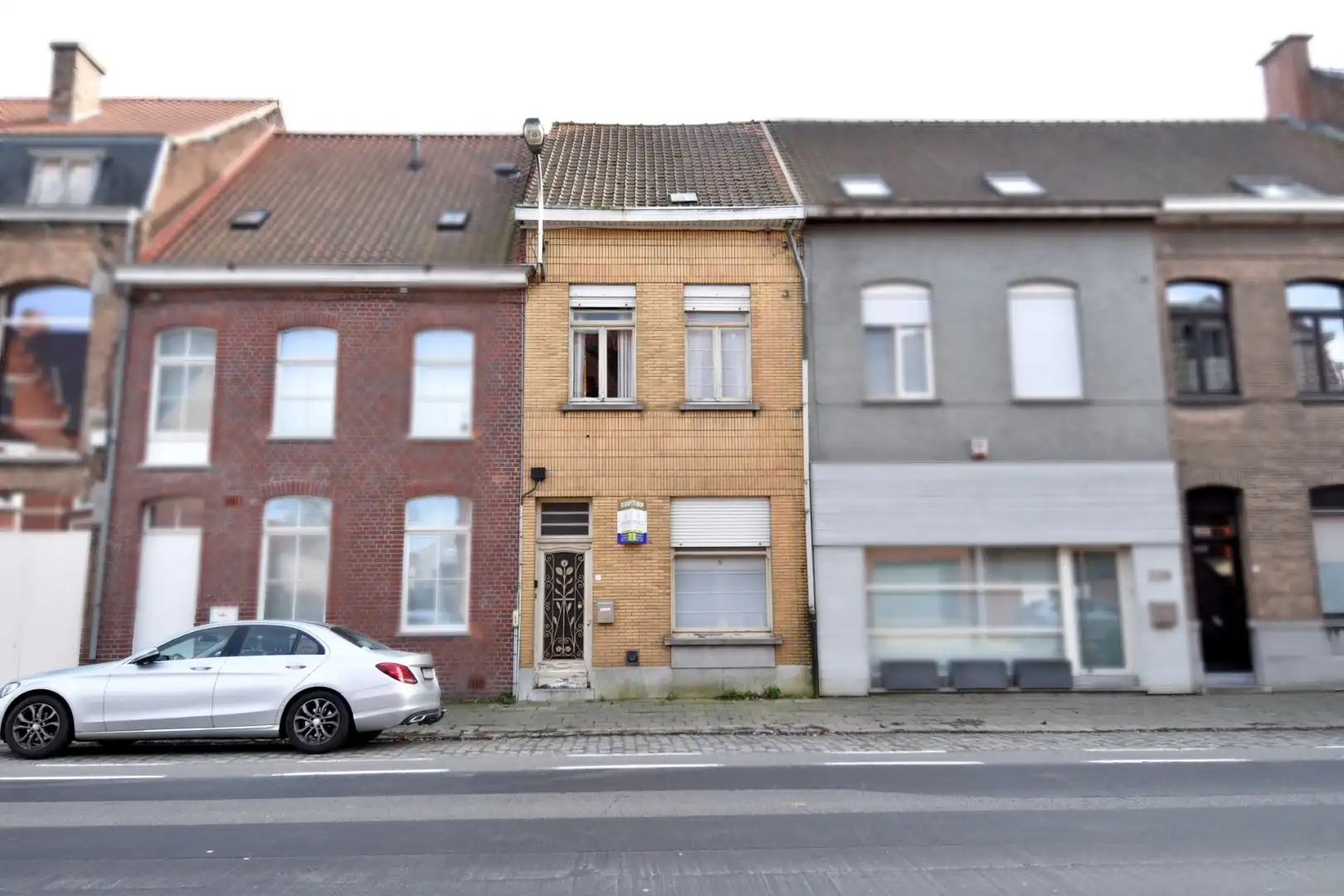 Hoofdfoto van de publicatie: Te renoveren woning met uitweg en ruime opslagplaats (66 m²) te koop in Bissegem
