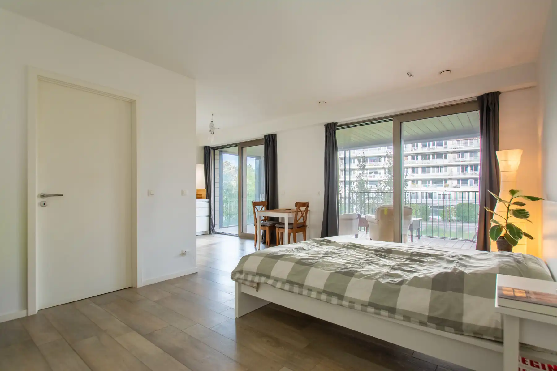 Ongemeubelde studio met prachtig terrras foto 2