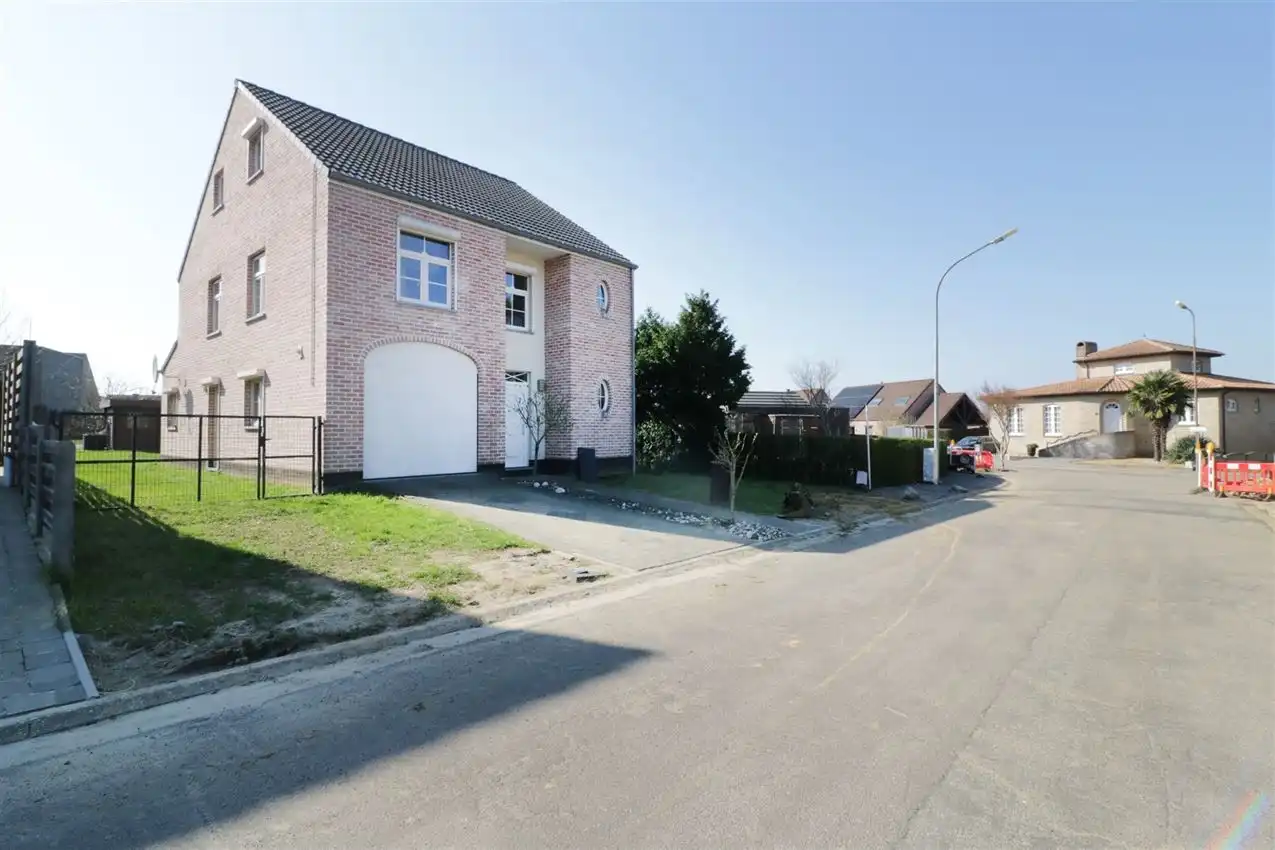 Recente woning met drie slaapkamers en garage op rustige locatie foto 30