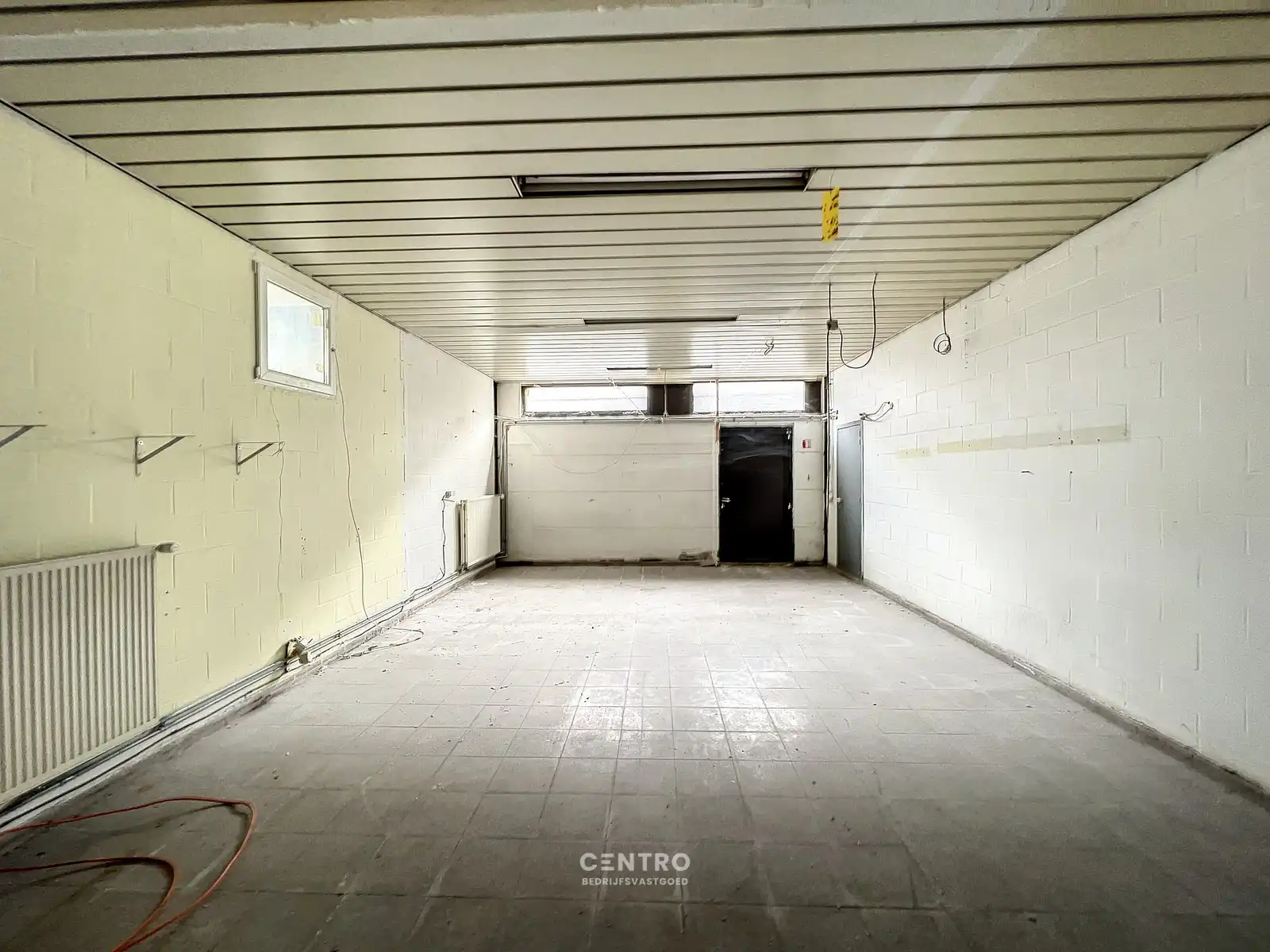 Goed gelegen LOODS/WERKPLAATS (ca.130m2) met  sectionaalpoort en 2 parkeerplaatsen te RUMBEKE. foto 9