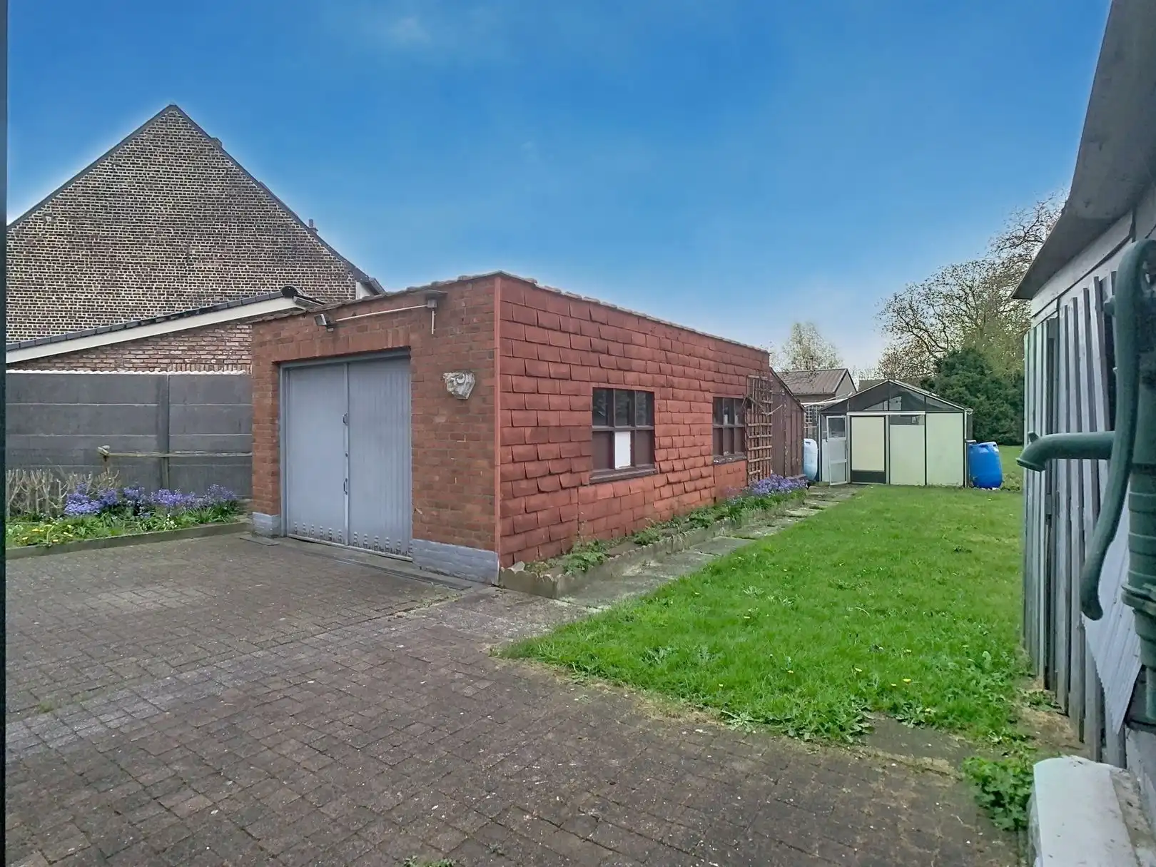 Mooi te renoveren 3-gevel woning!! foto 22