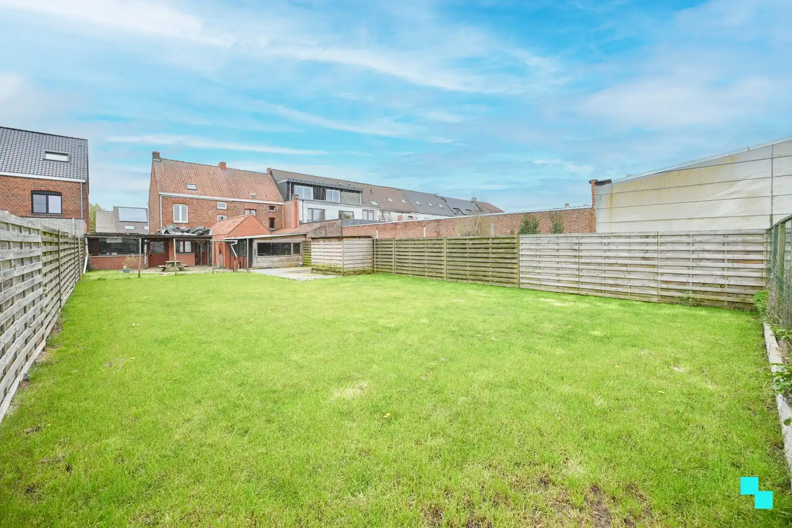 Te renoveren gezinswoning met ruime opslagruimte/garage foto 3