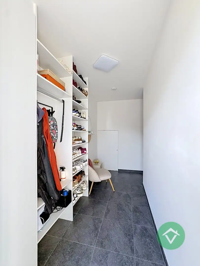 Recente gezinswoning (2019) met zonnige tuin en uitweg achteraan - instapklare topper. foto 2