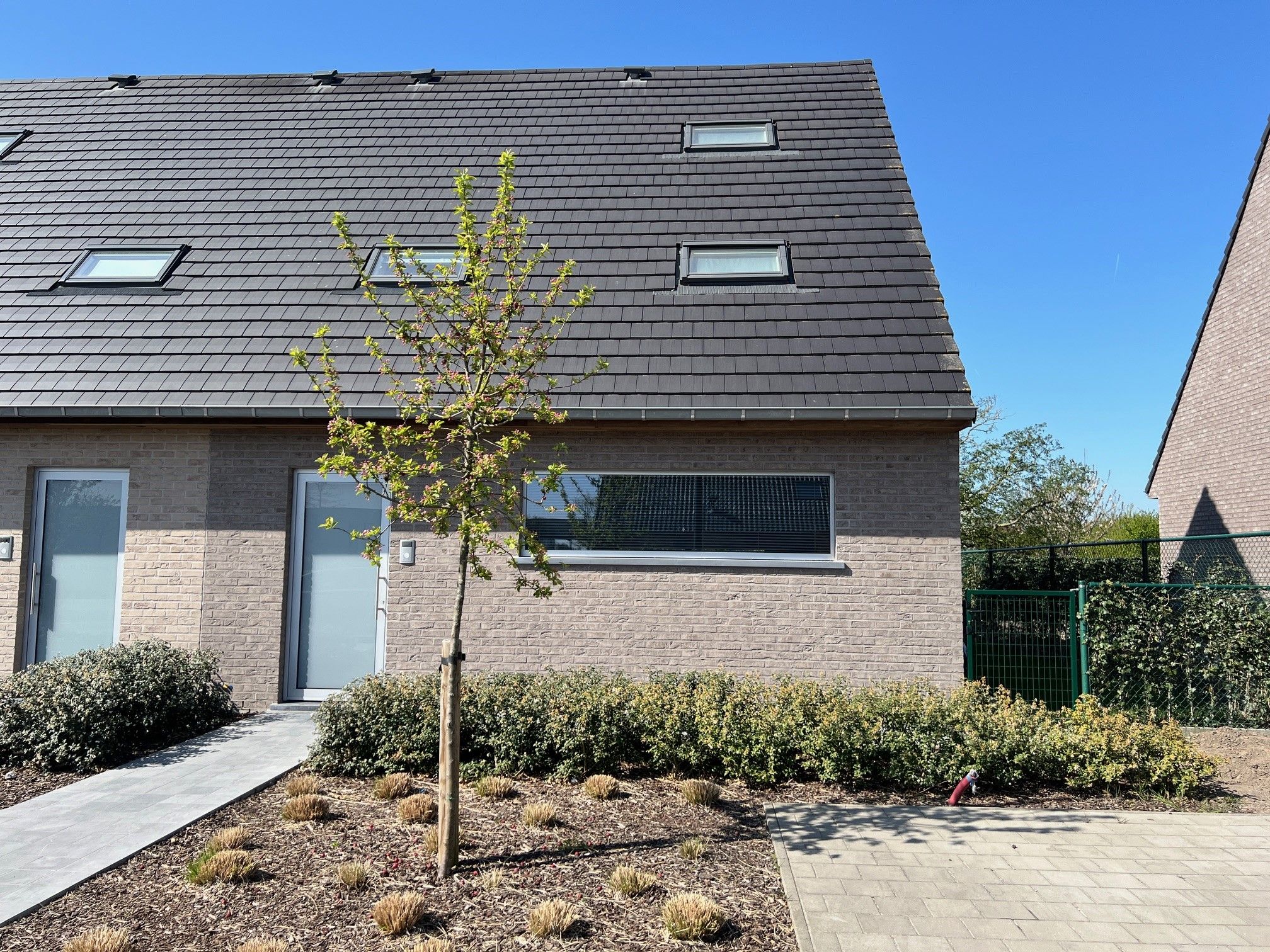 Recente nieuwbouwwoning met 4 slaapkamers foto {{pictureIndex}}