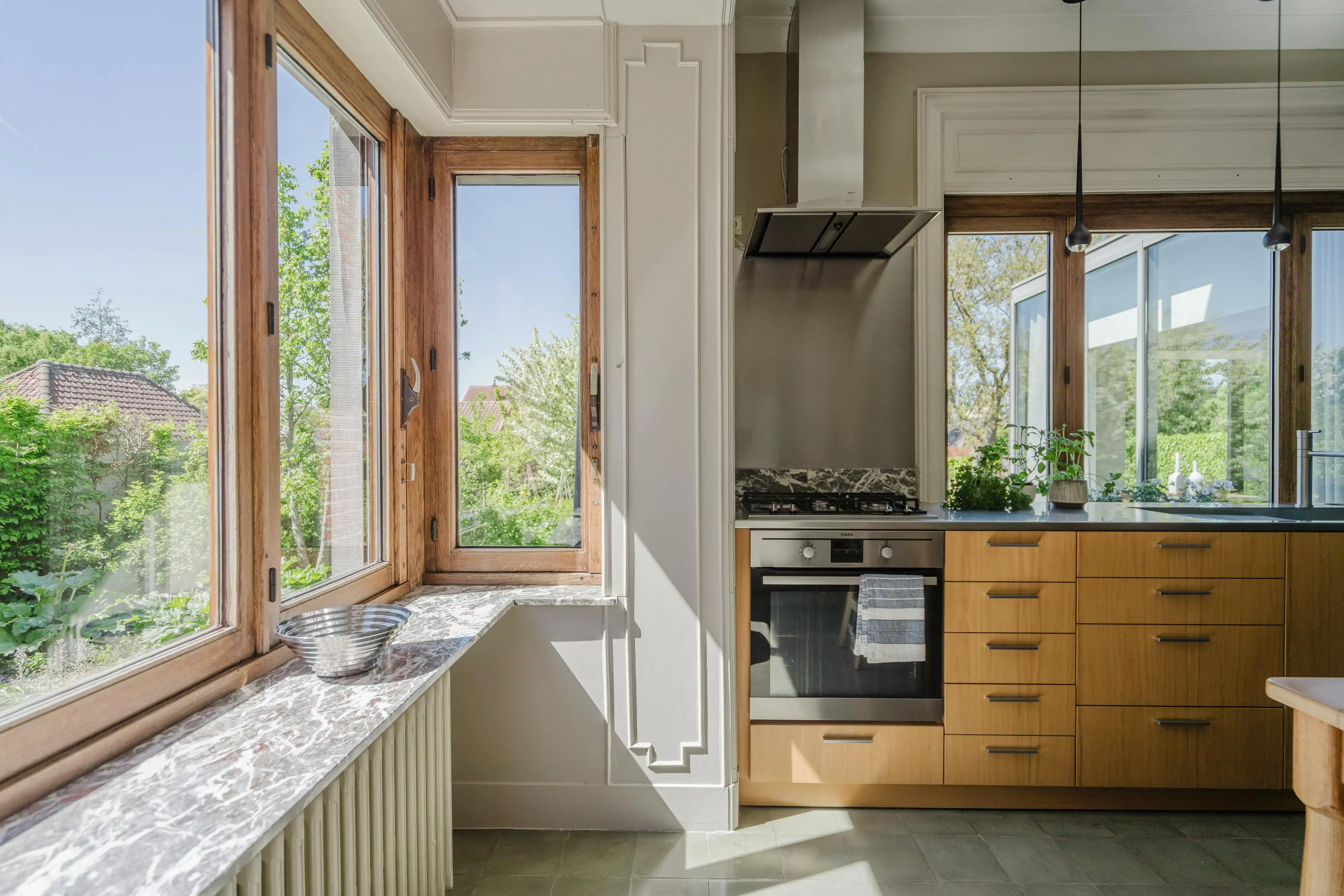 Karaktervolle burgerwoning met charmante tuin in Wevelgem foto 15