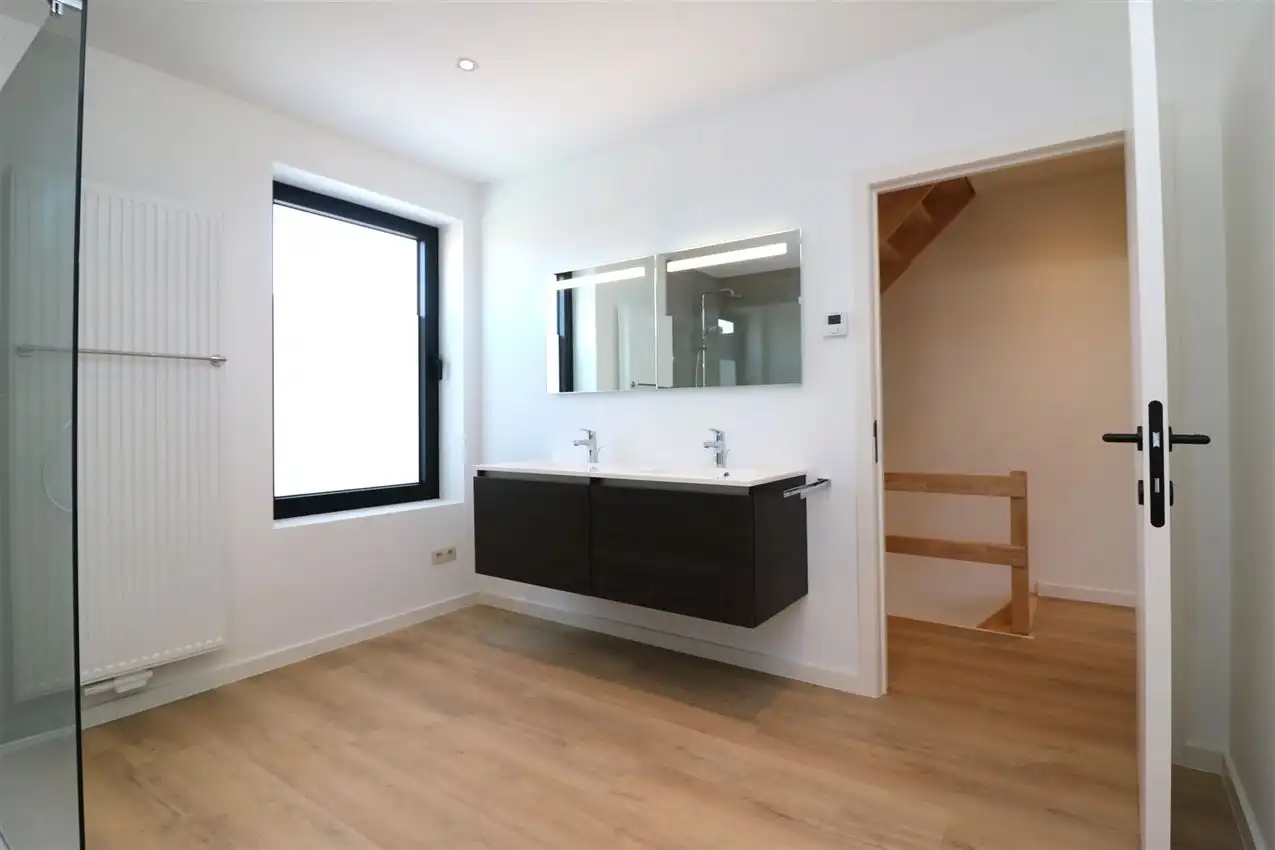 Prachtig, volledig vernieuwde woning met 3 slpk. foto 20