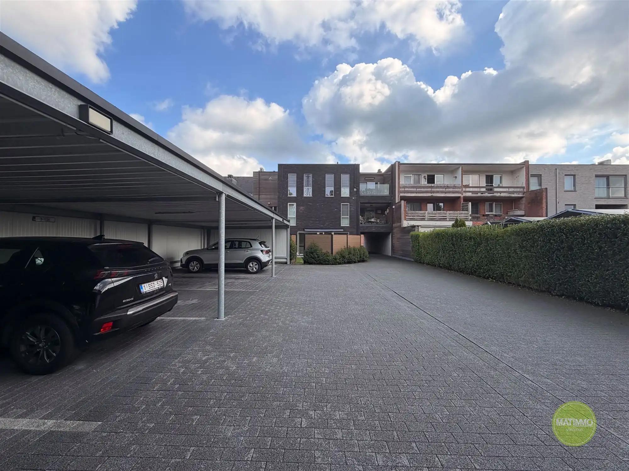 GELIJKVLOERS APPARTEMENT MET PRIVÉTUIN EN CARPORT IN MOL foto 17