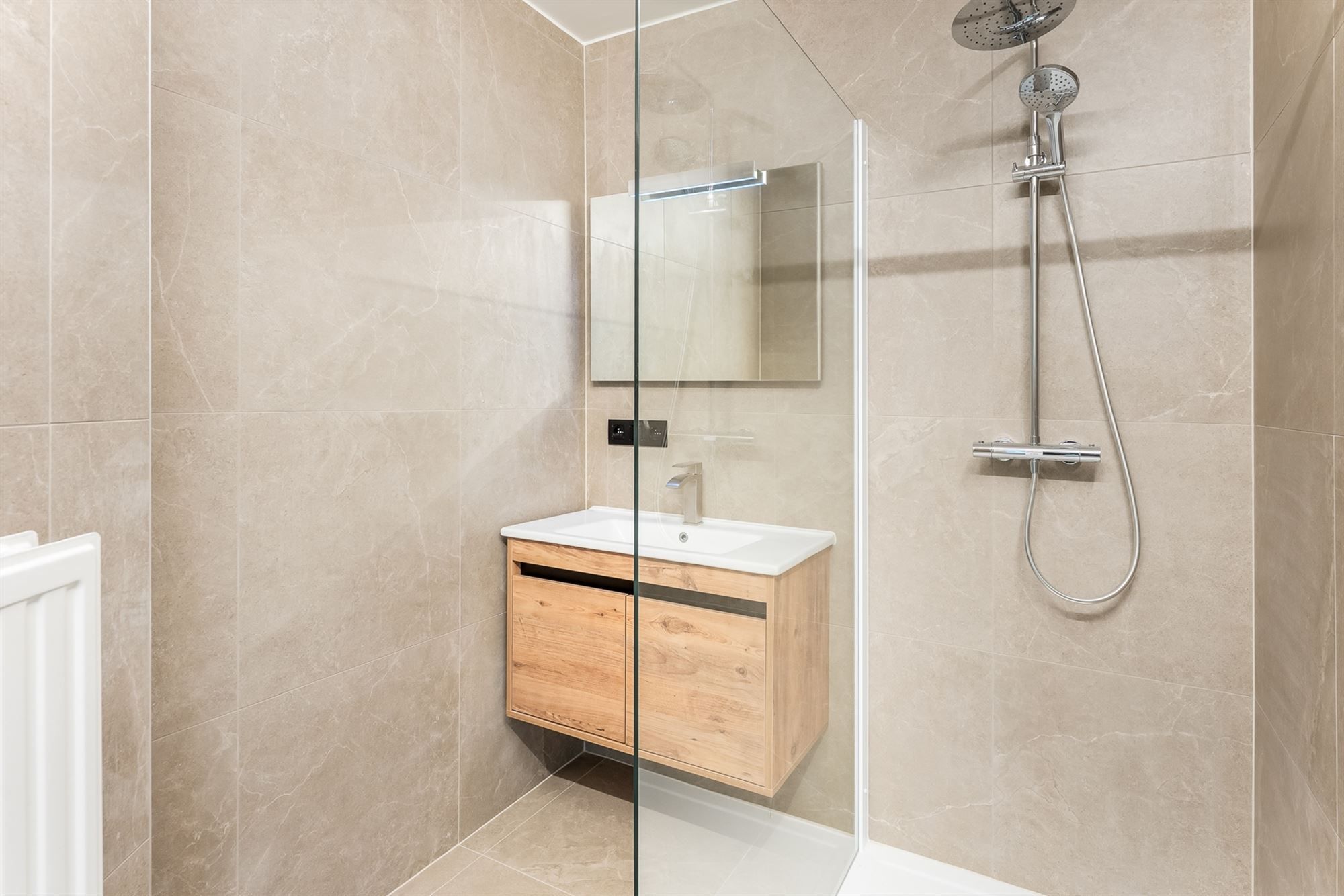 INSTAPKLAAR EN VERNIEUWD 1 SLAAPKAMER APPARTEMENT OP WANDELAFSTAND VAN HET CENTRUM foto 15