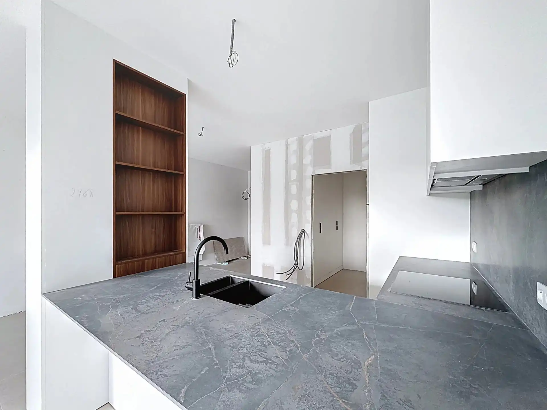 Luxueus en modern afgewerkt gelijkvloers appartement met tuin, 1 slaapkamer en 2 staanplaatsen. foto 8