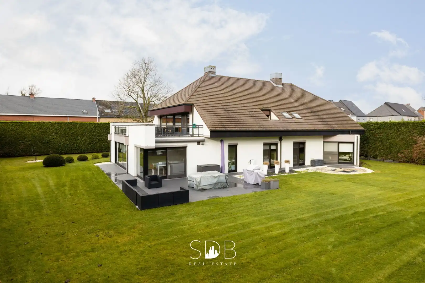 Prachtige ruime villa met gezinstuin + appartement op 2.135m² foto {{pictureIndex}}