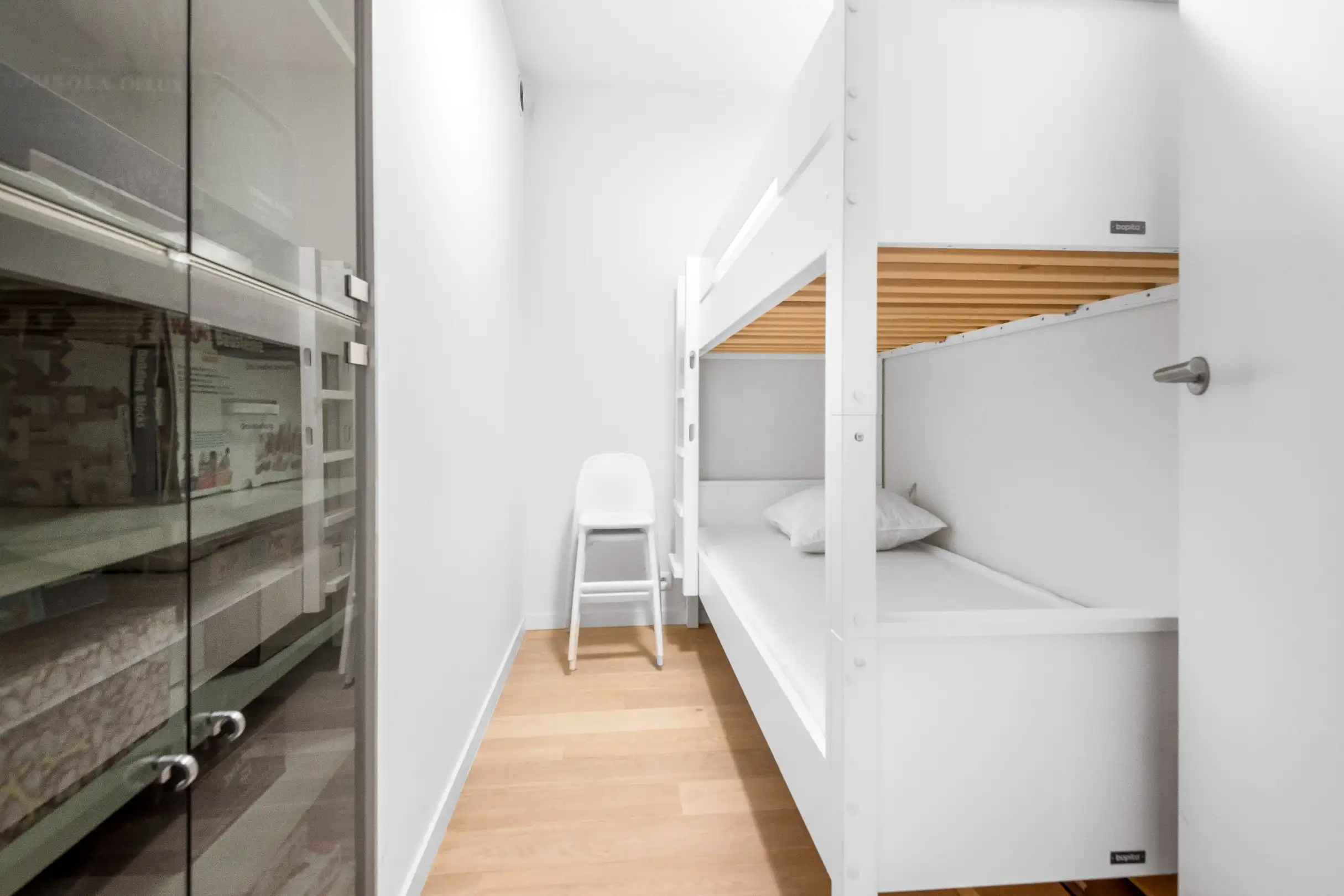 Recent, zuid-west gericht appartement gelegen op wandelafstand van de Zeedijk en het Rubensplein foto 18