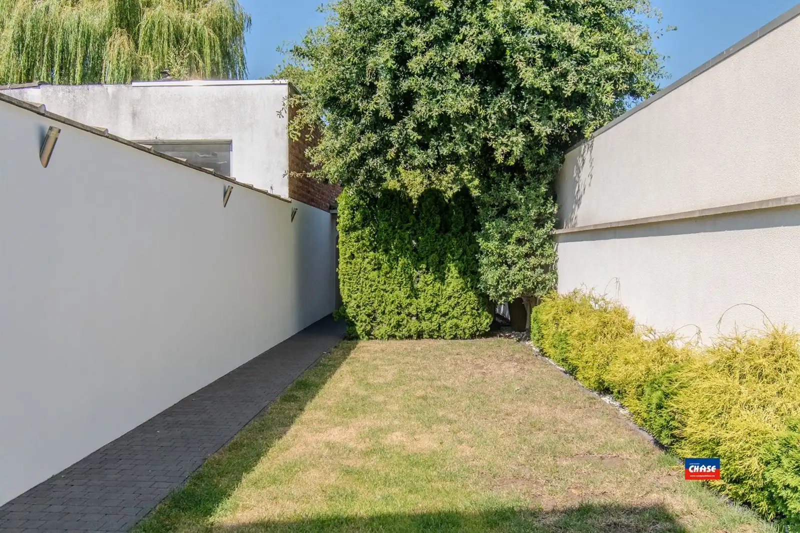 Gerenoveerde woning met terras, drie slaapkamers en garage foto 6