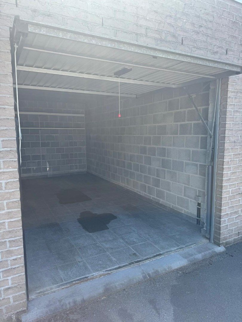 Afgesloten garagebox te huur nabij het centrum van Waregem. foto 2