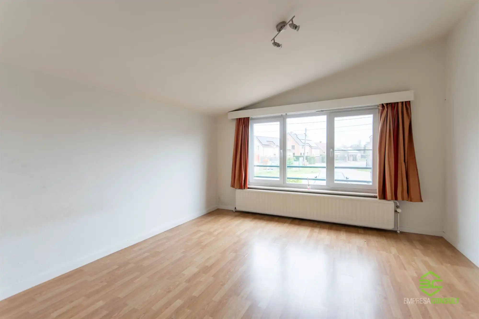 Te renoveren gezinswoning met 3 slpk op 7a 52ca nabij het centrum! foto 9