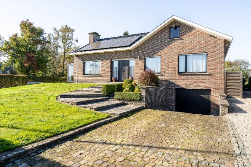 Hoofdfoto van de publicatie: Exclusieve alleenstaande villa met zuidgerichte tuin en volledige onderkeldering!