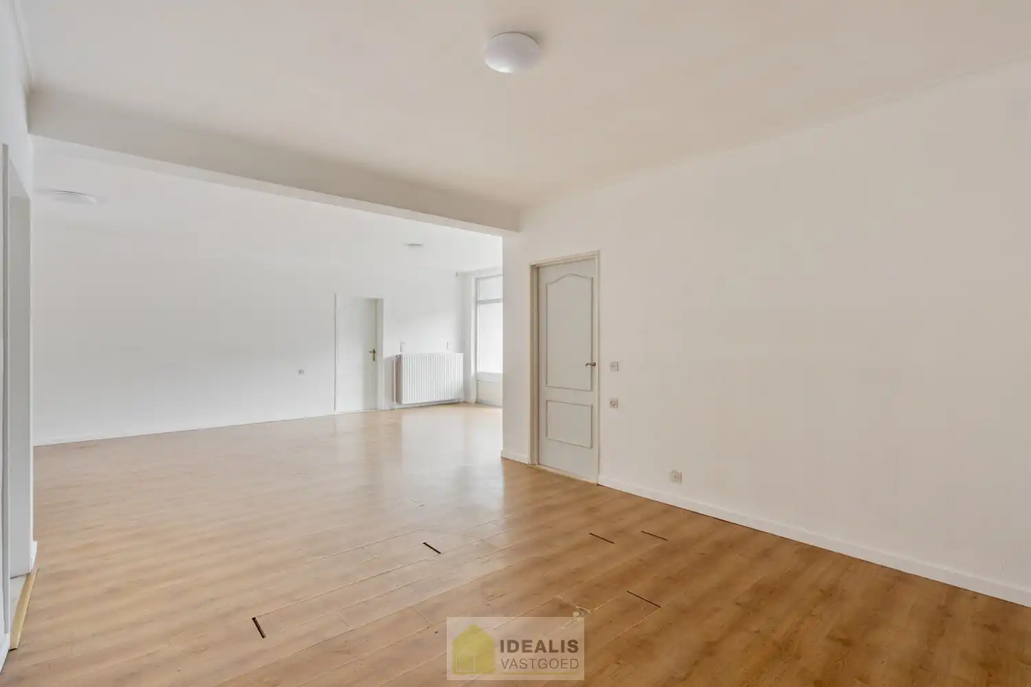IDEALIS VASTGOED -  INVESTERINGSEIGENDOM BESTAANDE UIT 2 GELIJKVLOERSE HANDELSPANDEN EN 5 BOVENLIGGENDE APPARTEMENTEN IN HET CENTRUM VAN PELT! – te renoveren investeringseigendom op een toplocatie in Pelt (Neerpelt). Gelijkvloers 2 handelspanden, op de 1ste verdieping een 3 slpk.-appartement, 2de verdieping een 3 slpk.-appartement en een 1 slpk.-appartement en op de 3de verdieping een 3 slpk.-appartement en een 1 slpk.-appartement. Geschikt voor zij die zoeken naar een interessante investering in het centrum van Pelt. foto 25