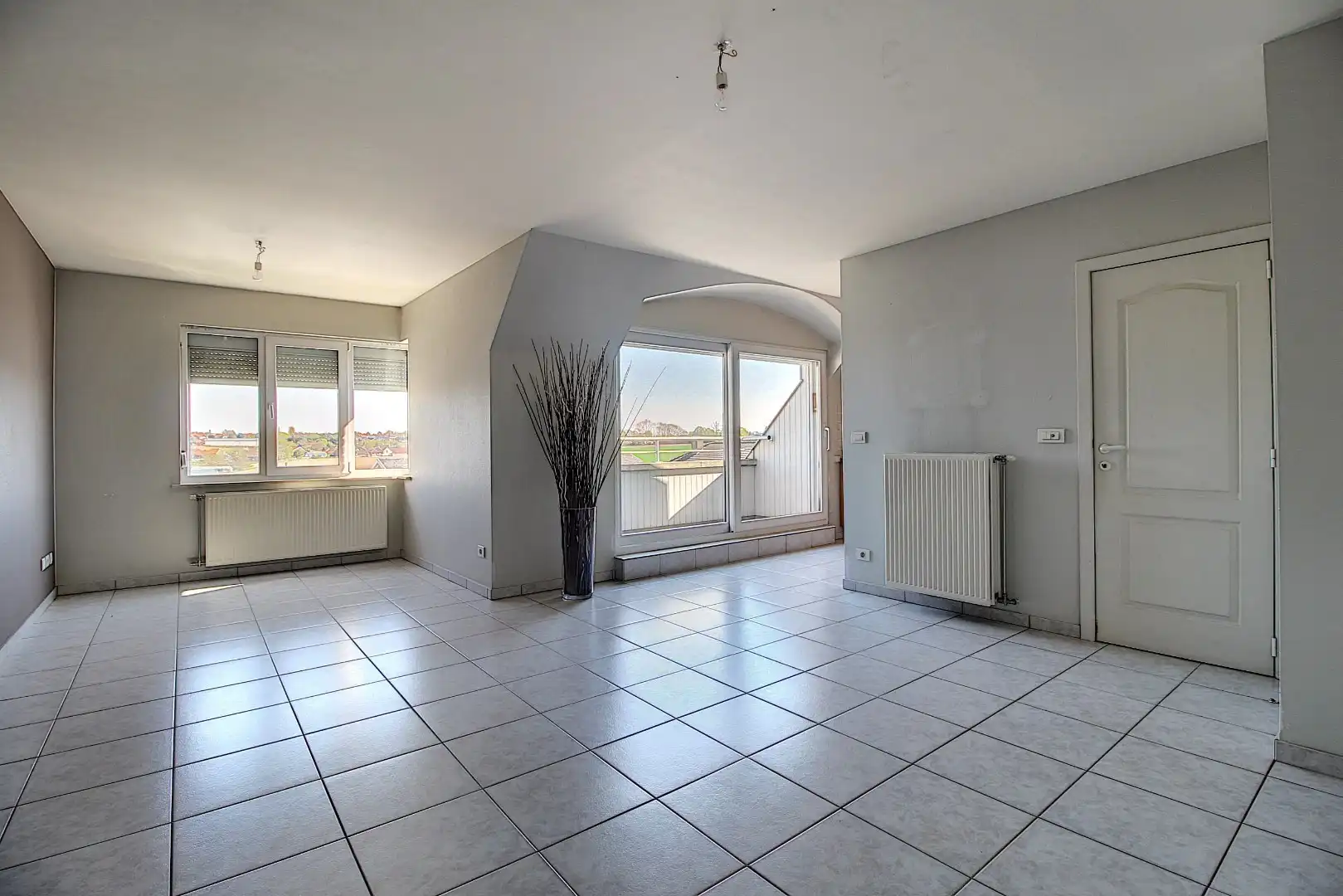 Zonrijk, ruim appartement met 1 slaapkamer en garage! foto 2