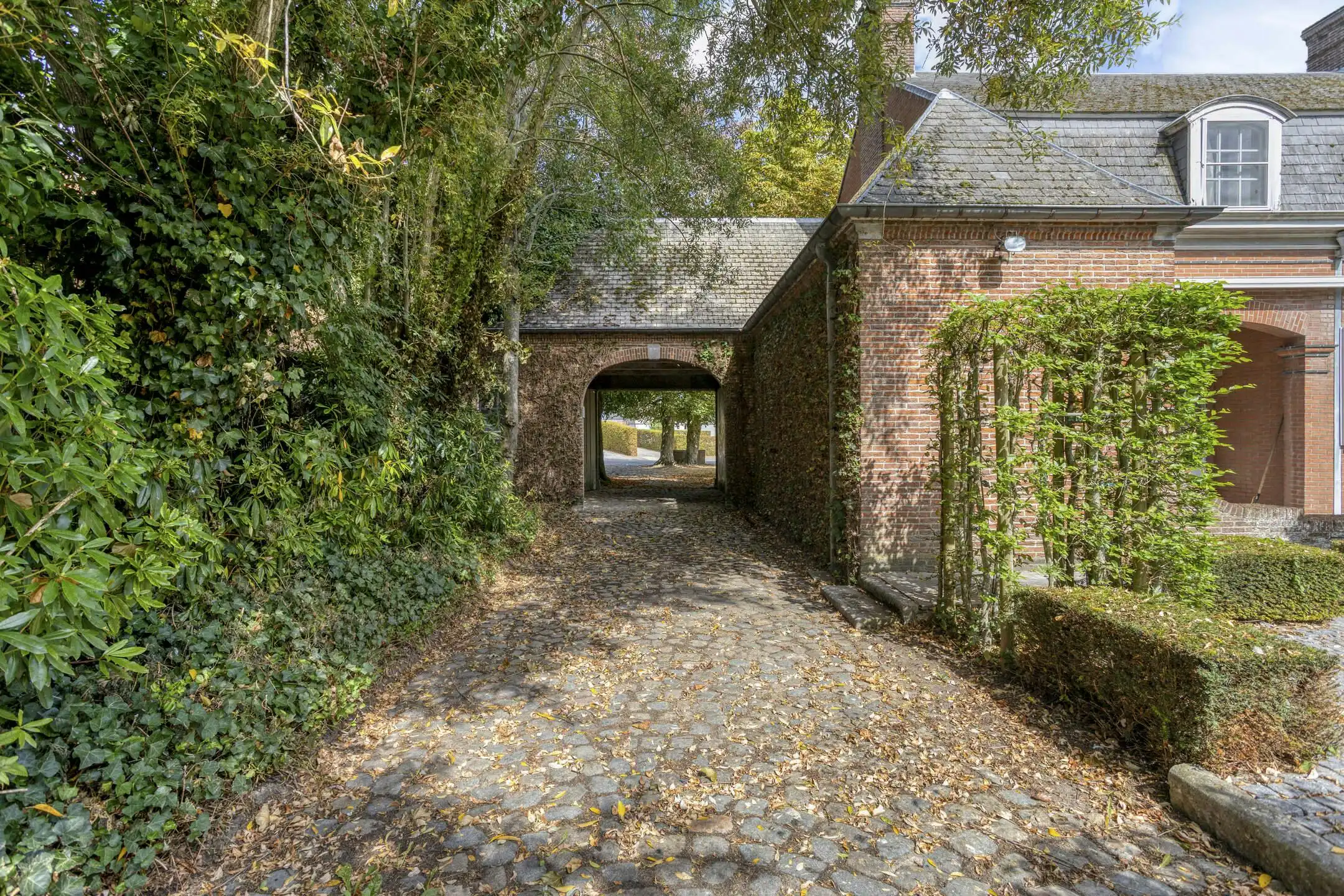 Unieke villa te koop in Zwevezele met prachtige tuin foto 18