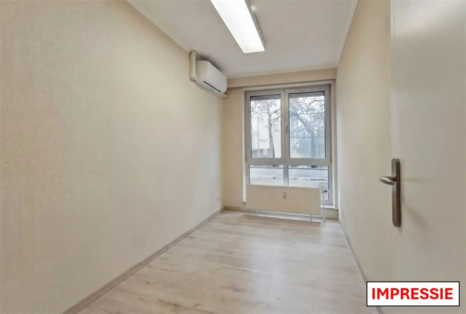 Ruim gelijkvloers 2-slaapkamer appartement met overdekt terras, ondergrondse autostaanplaats en aparte berging, gelegen vlakbij het centrum van Maaseik. foto 16