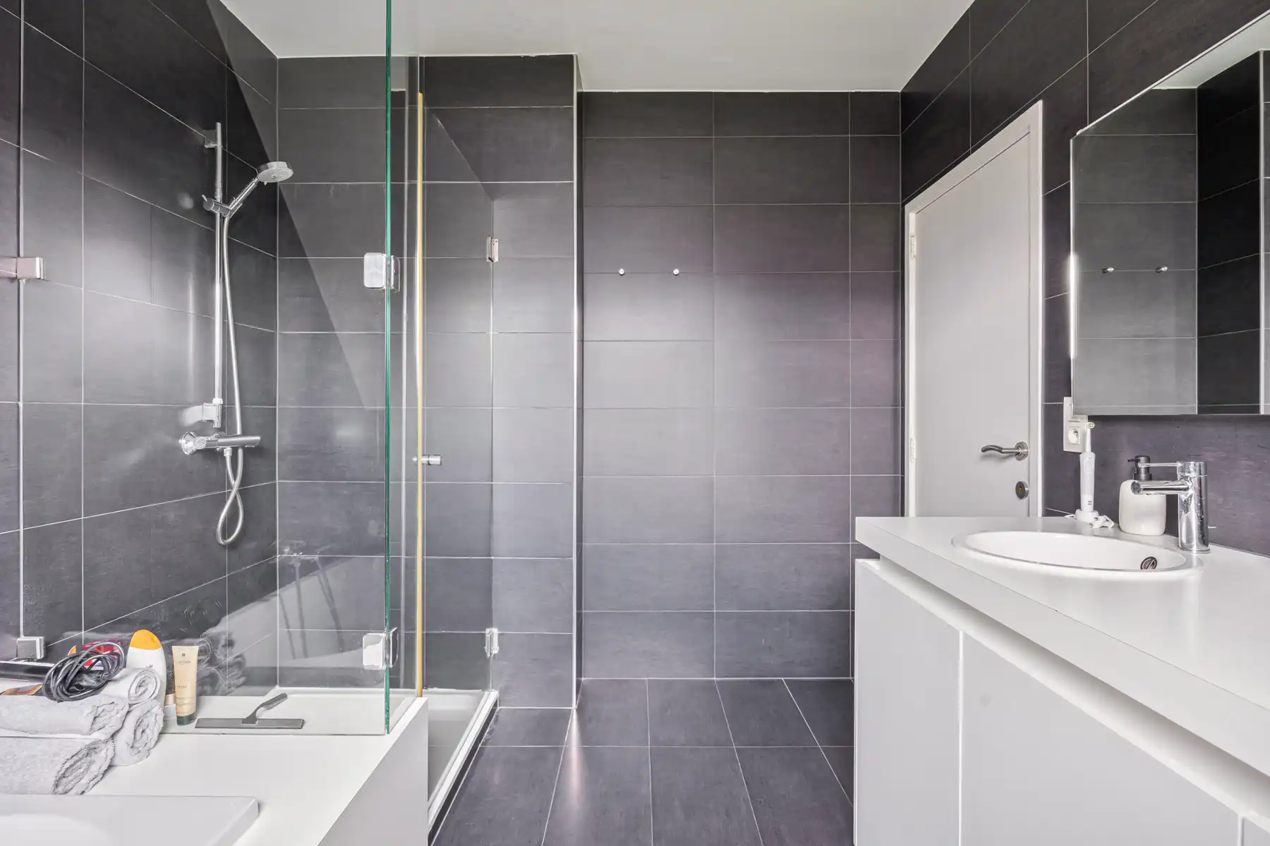 Ruime gerenoveerde vrijstaande woning nabij centrum Halle foto 13