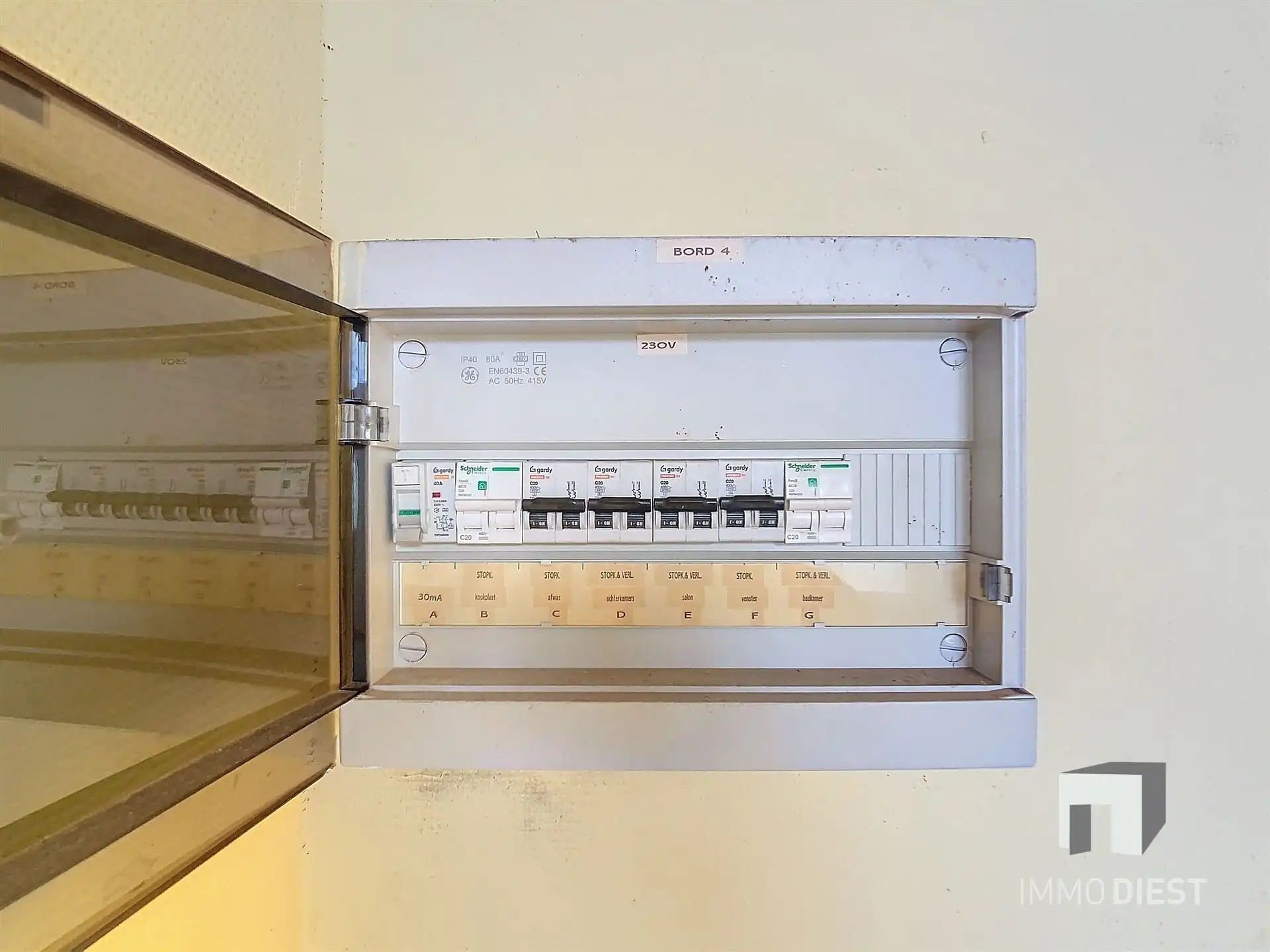 Handelspand met bovenliggend appartement. foto 18