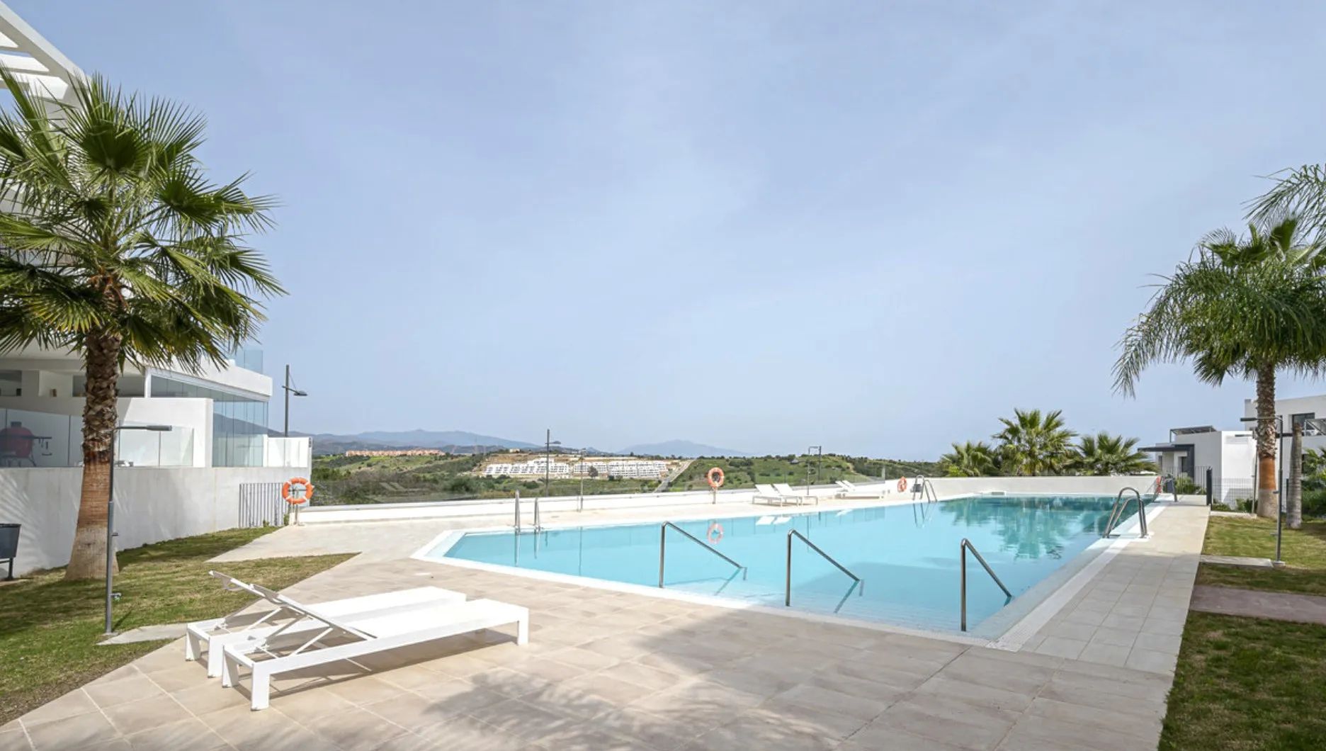 Luxe appartement te koop in een exclusieve urbanisatie nabij Estepona Golf foto 16