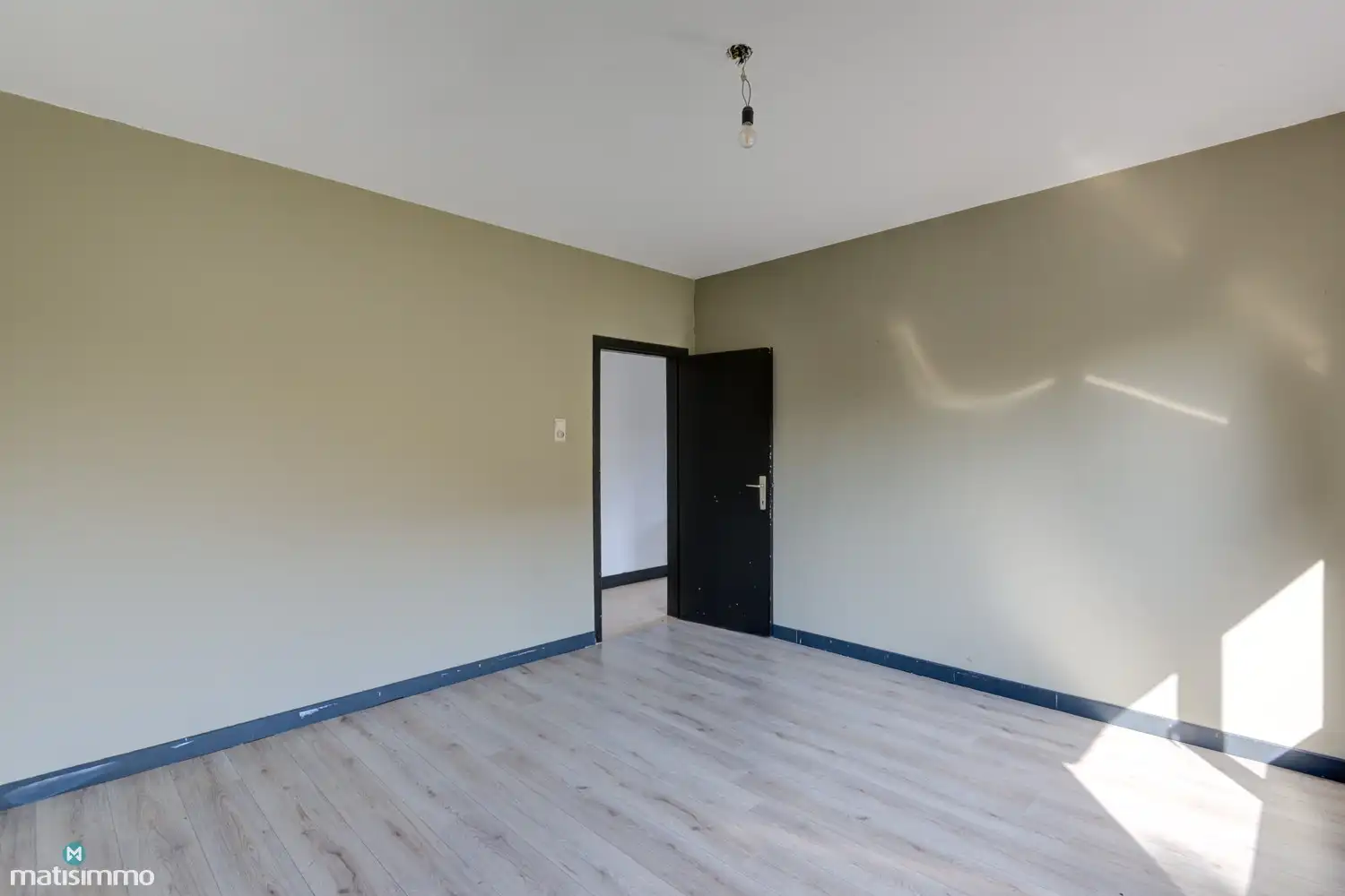 RUIME, GELIJKVLOERSE WONING (VOLLEDIG ONDERKELDERD), MET GARAGE EN TUIN NABIJ CENTRUM GENK foto 20