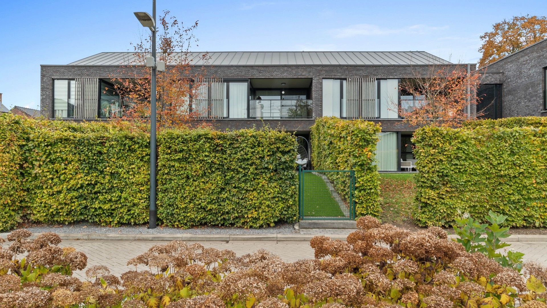 Gelijkvloers appartement met 2 slaapkamers, terras en tuin. Inclusief parking en kelderberging. foto {{pictureIndex}}