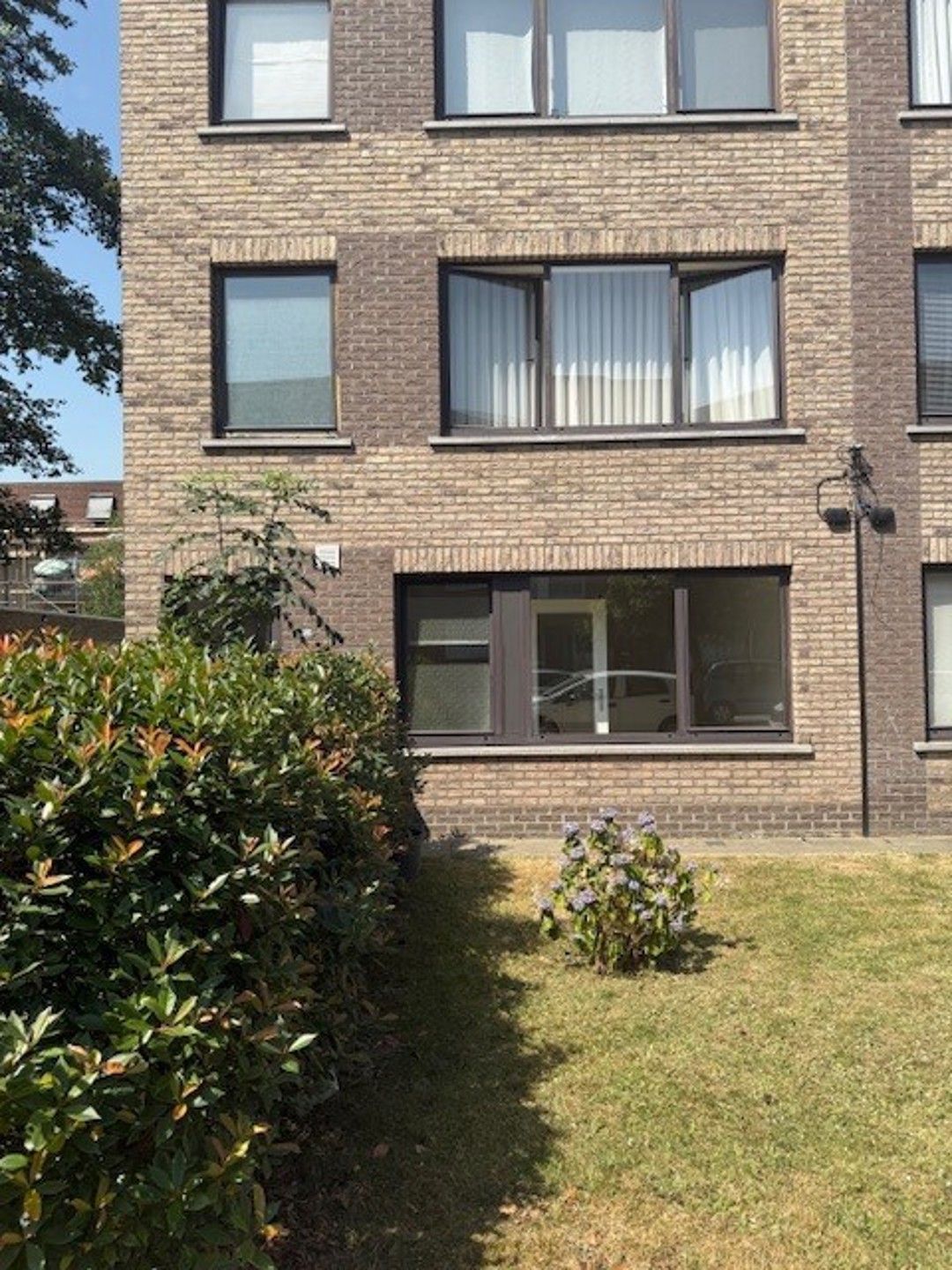 Deels gerenoveerd gelijkvloers appartement. foto 2