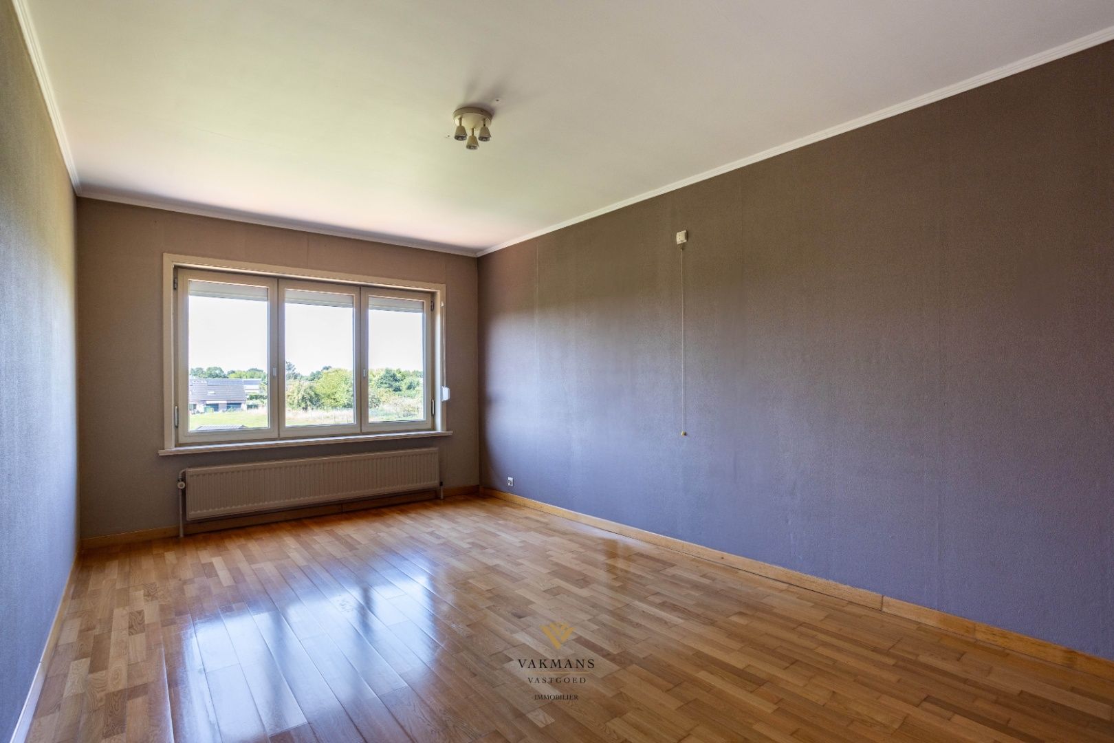 Woning met 3 slaapkamers en grote dubbele garage op prachtige locatie. foto 15