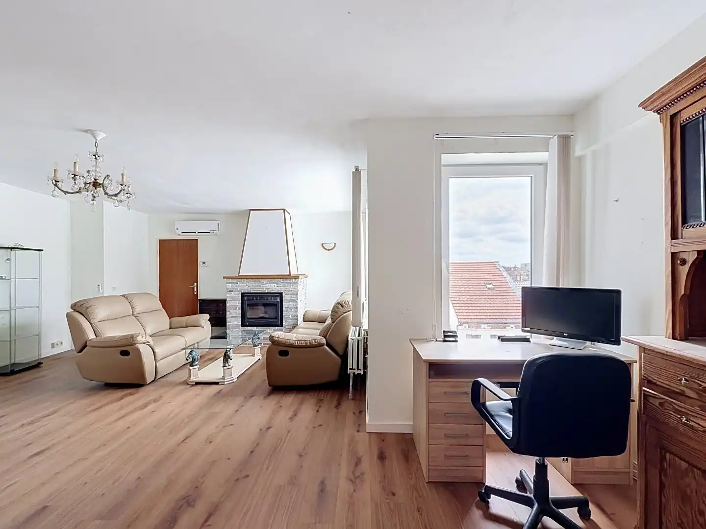 Ruim appartement met zonnig terras, uitzonderlijk ruime garage en kelderberging op wandelafstand van de Grote Markt van Tienen foto 2