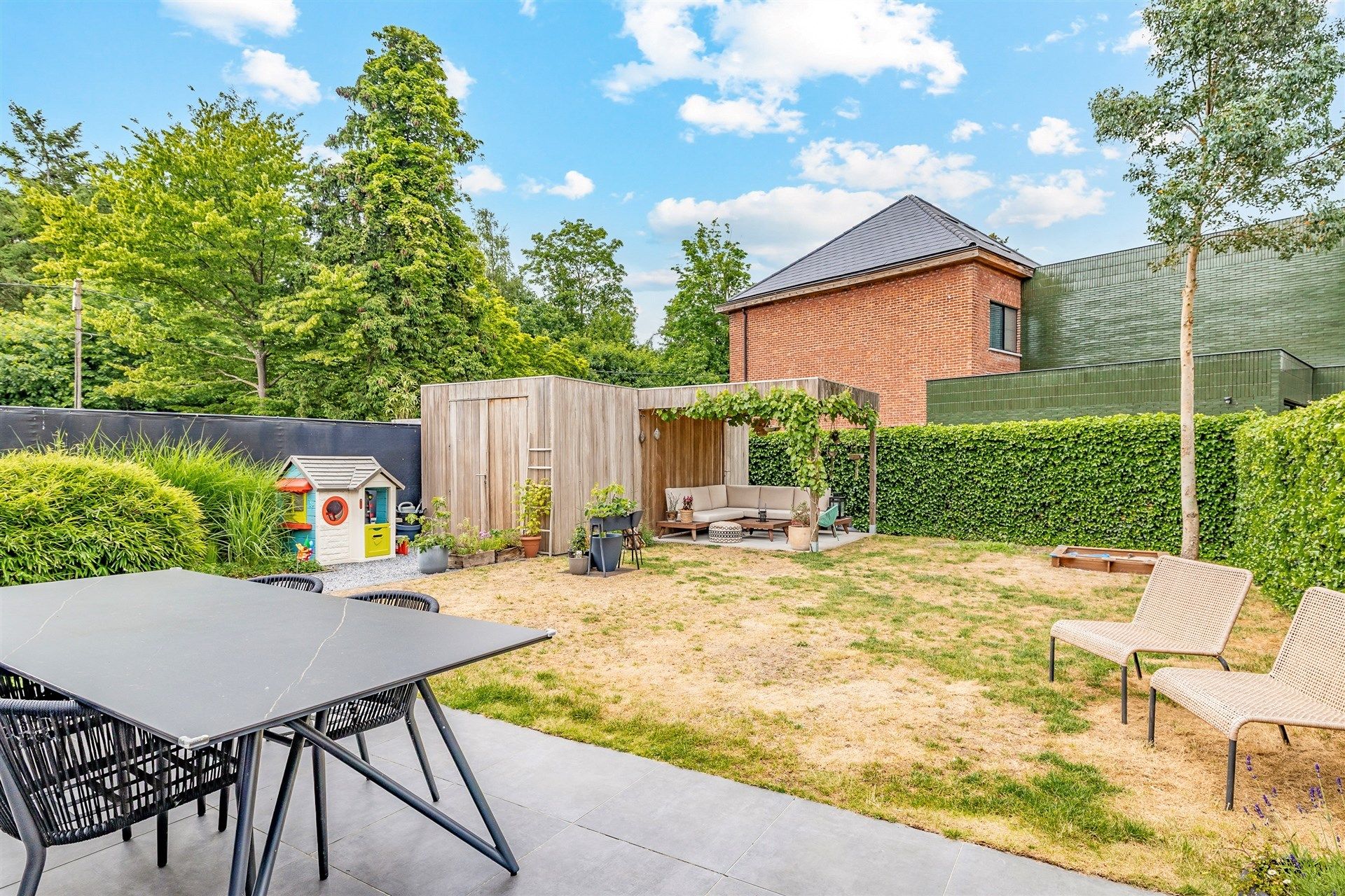 Subliem afgewerkte woning met tuin op topligging foto 25