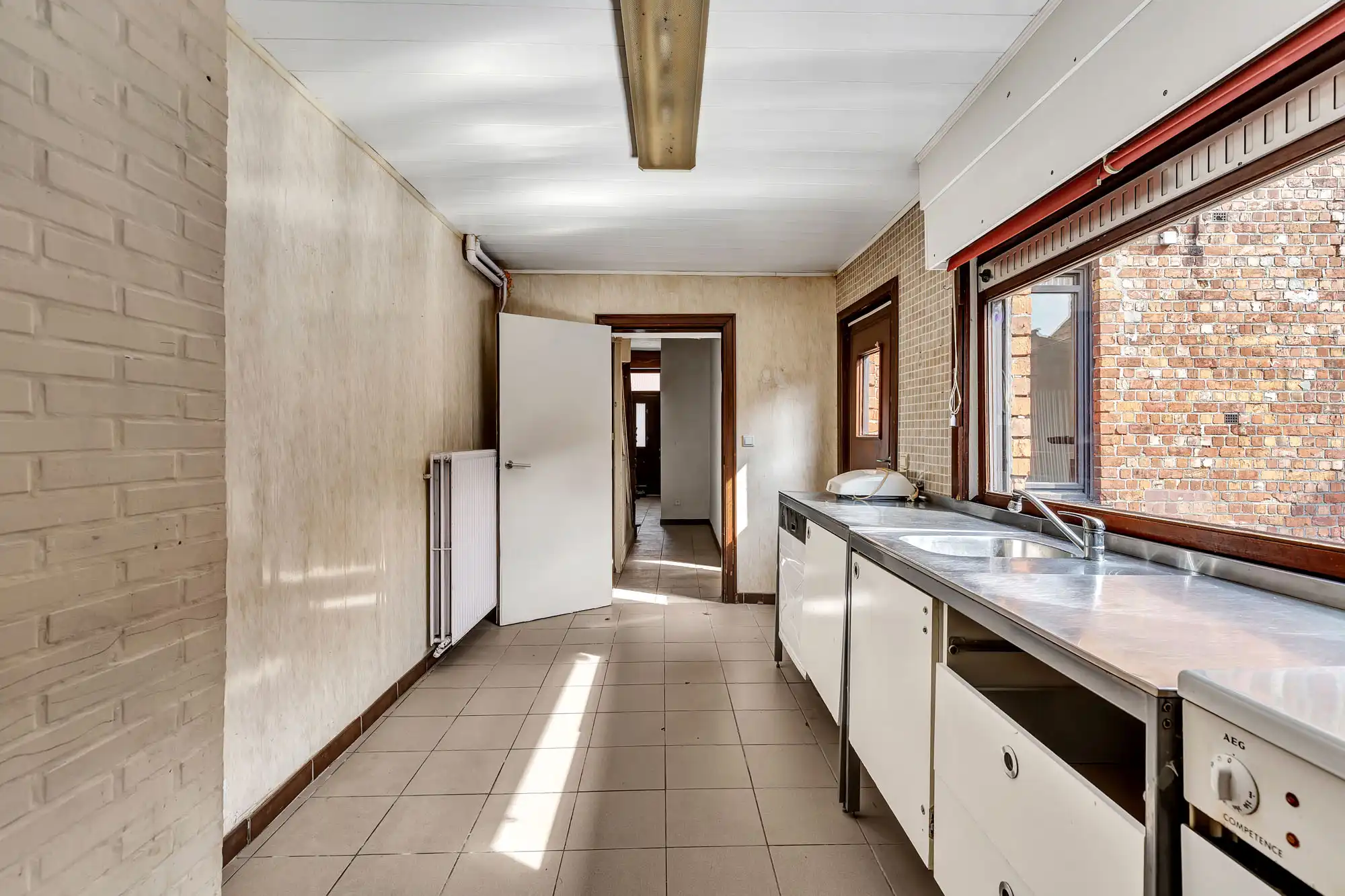 Te renoveren halfopen woning met veel potentieel foto 5