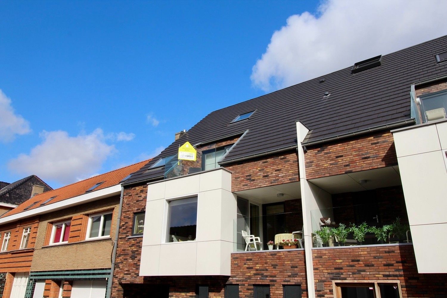 Ruim duplex appartement met 3 slaapkamers en garage! foto {{pictureIndex}}