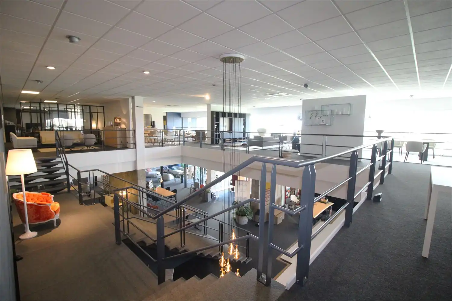 ruime en lichtrijke showroom op zicht-locatie, shop in shop principe, oppervlakte vanaf 280m² foto 10