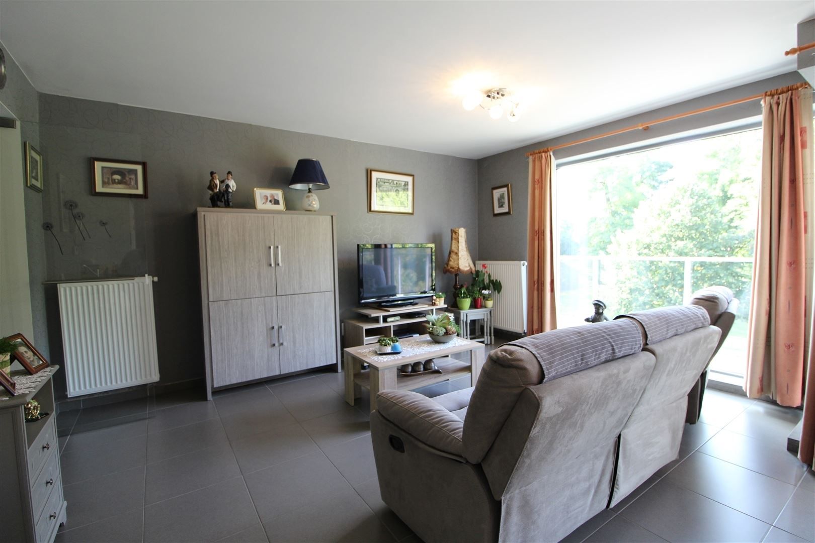 Centraal gelegen twee slaapkamer appartement met zicht op het park aan het dorpsplein. foto 2