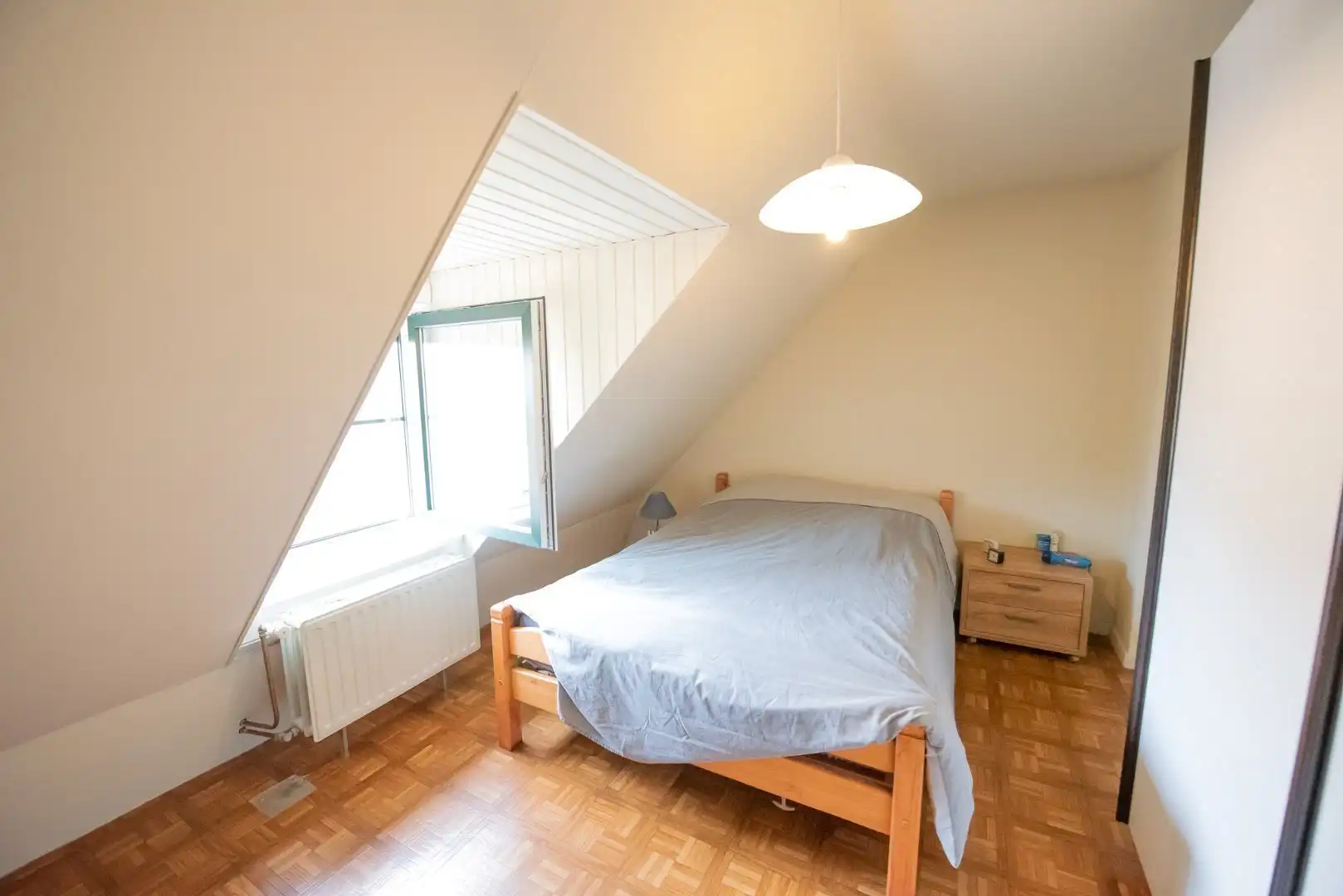 🏡 Charmante gezinswoning met 3 slaapkamers, inpandige garage en prachtige tuin in rustige woonwijk . foto 6